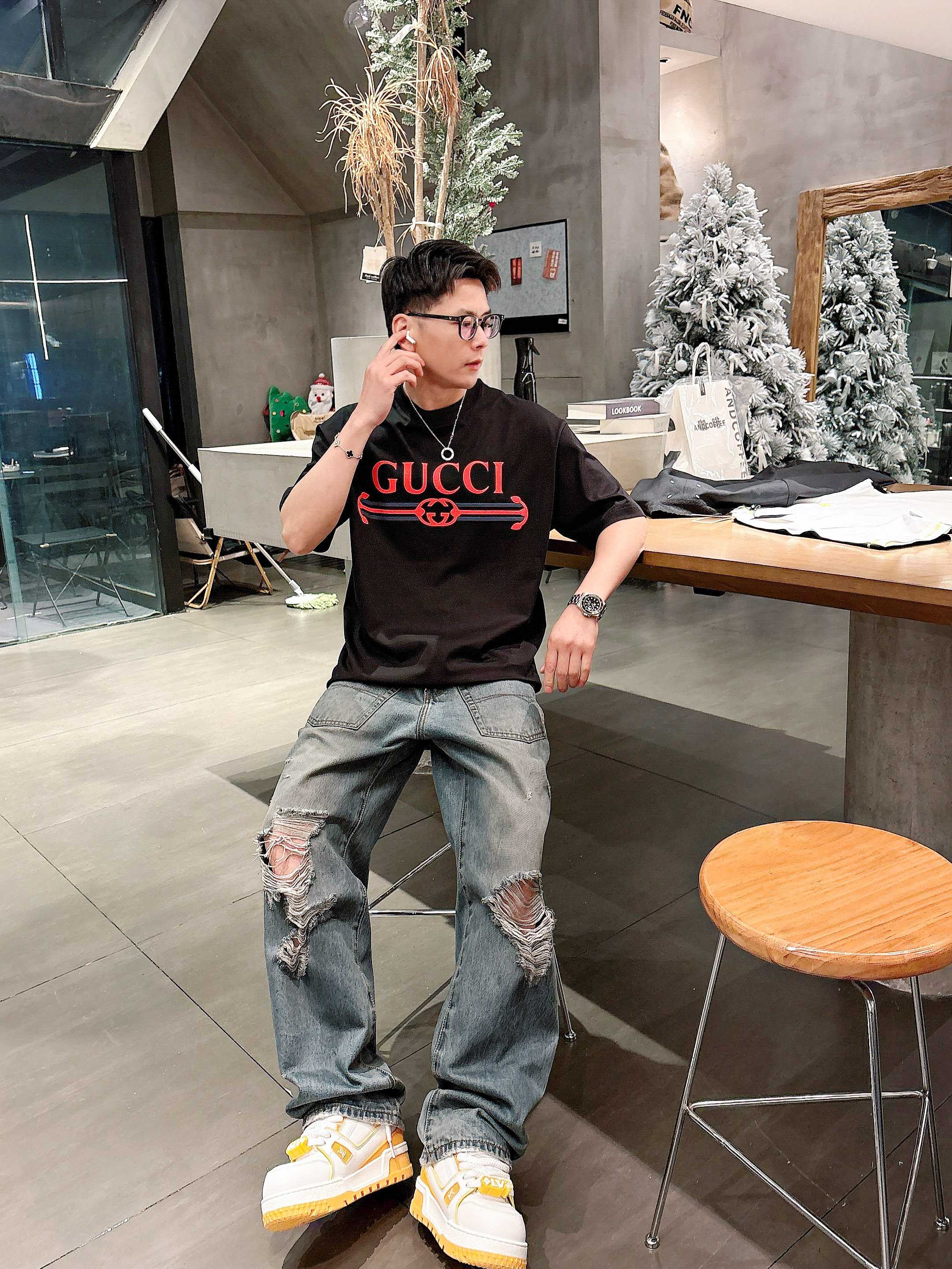     古驰  2025春夏新款首发专柜最新款短袖圆领T恤 高端订制 设计前卫时尚！品牌logo重工艺设