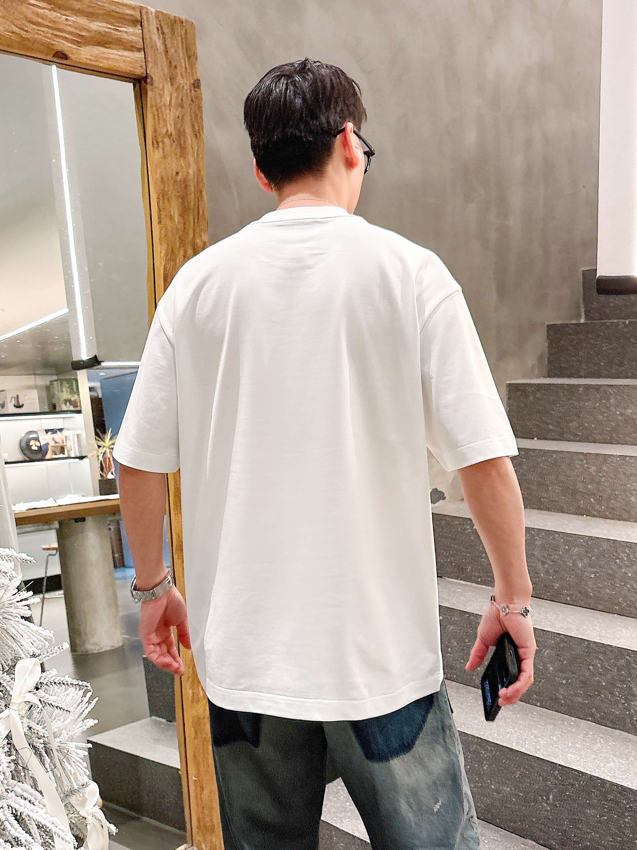     古驰  2025春夏新款首发专柜最新款短袖圆领T恤 高端订制 设计前卫时尚！品牌logo重工艺设