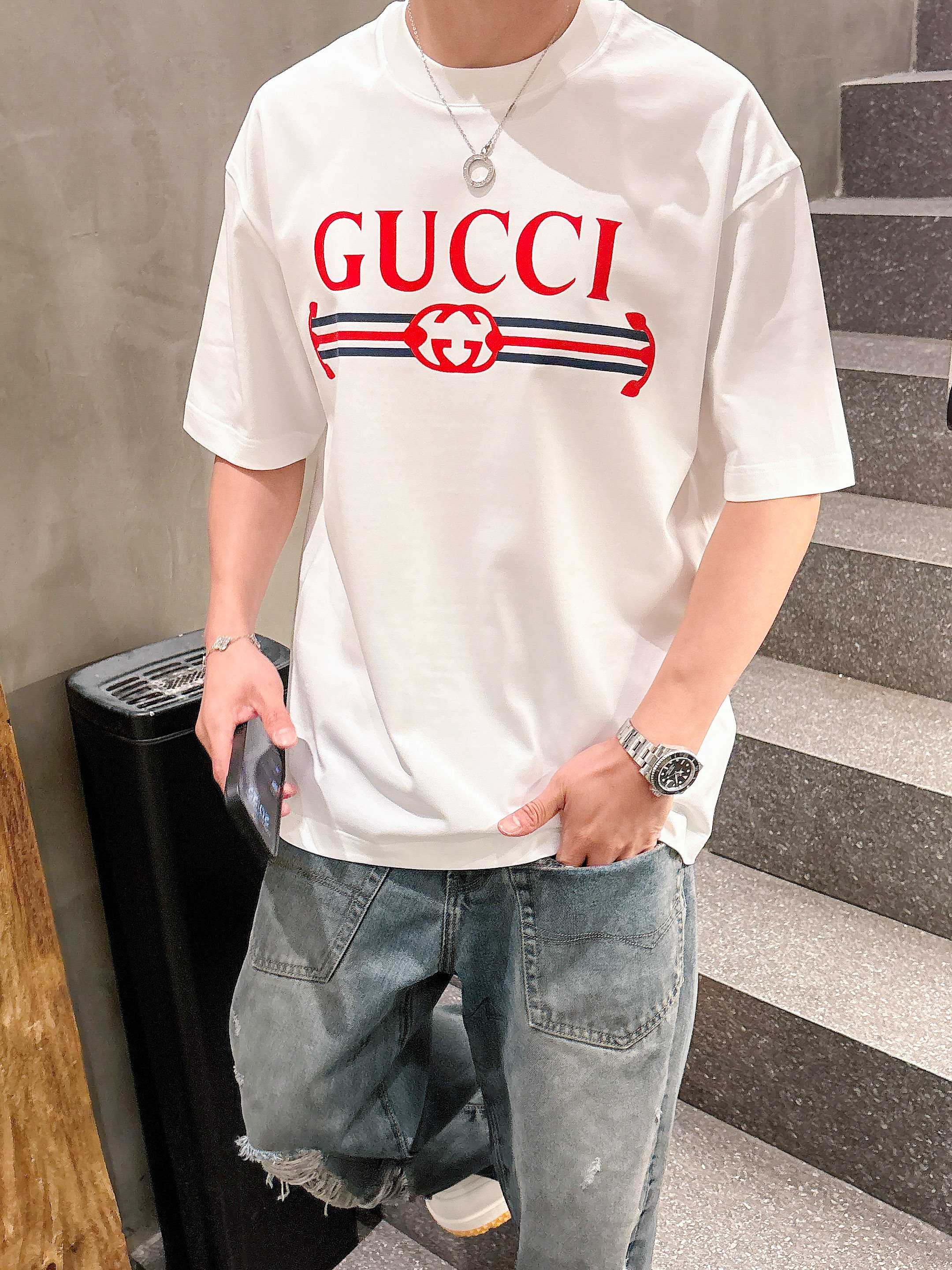     古驰  2025春夏新款首发专柜最新款短袖圆领T恤 高端订制 设计前卫时尚！品牌logo重工艺设