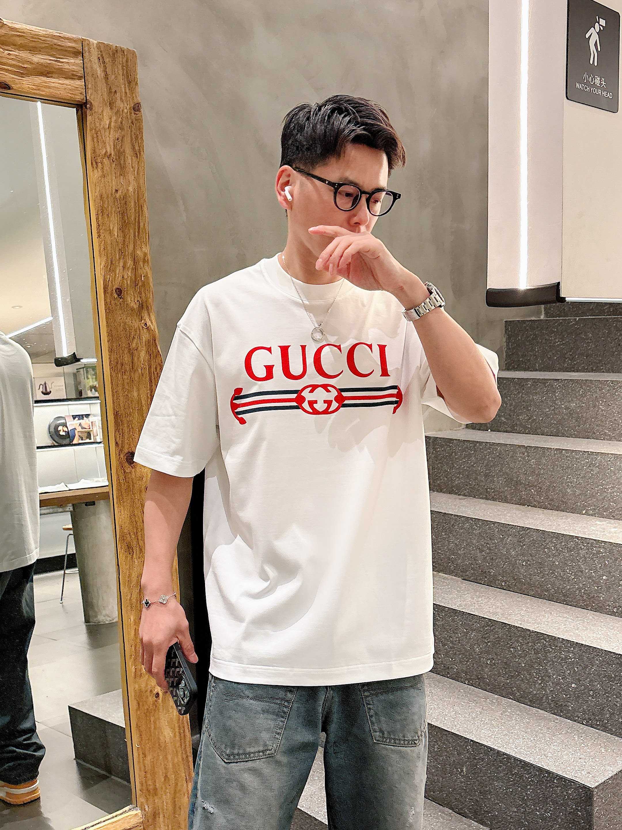     古驰  2025春夏新款首发专柜最新款短袖圆领T恤 高端订制 设计前卫时尚！品牌logo重工艺设