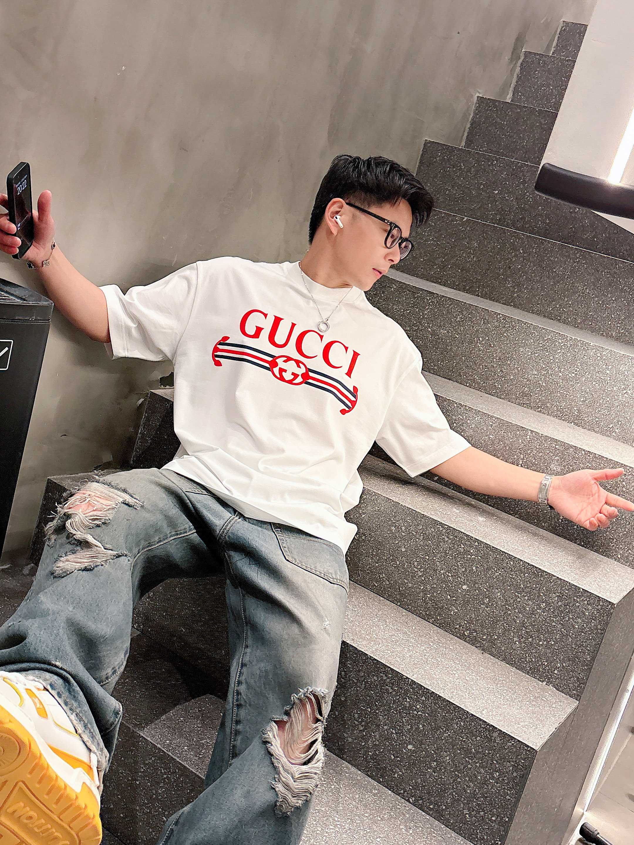     古驰  2025春夏新款首发专柜最新款短袖圆领T恤 高端订制 设计前卫时尚！品牌logo重工艺设