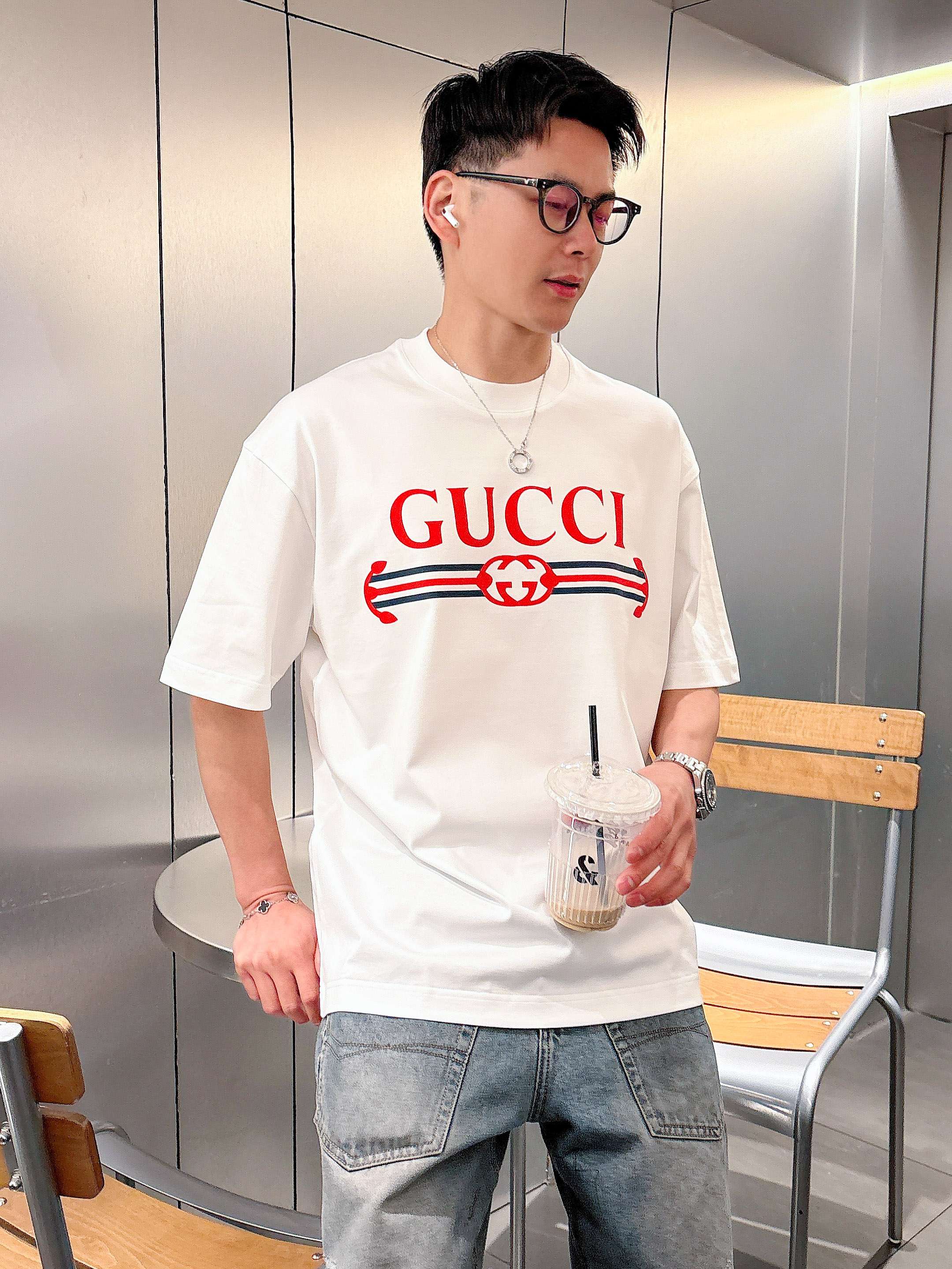     古驰  2025春夏新款首发专柜最新款短袖圆领T恤 高端订制 设计前卫时尚！品牌logo重工艺设