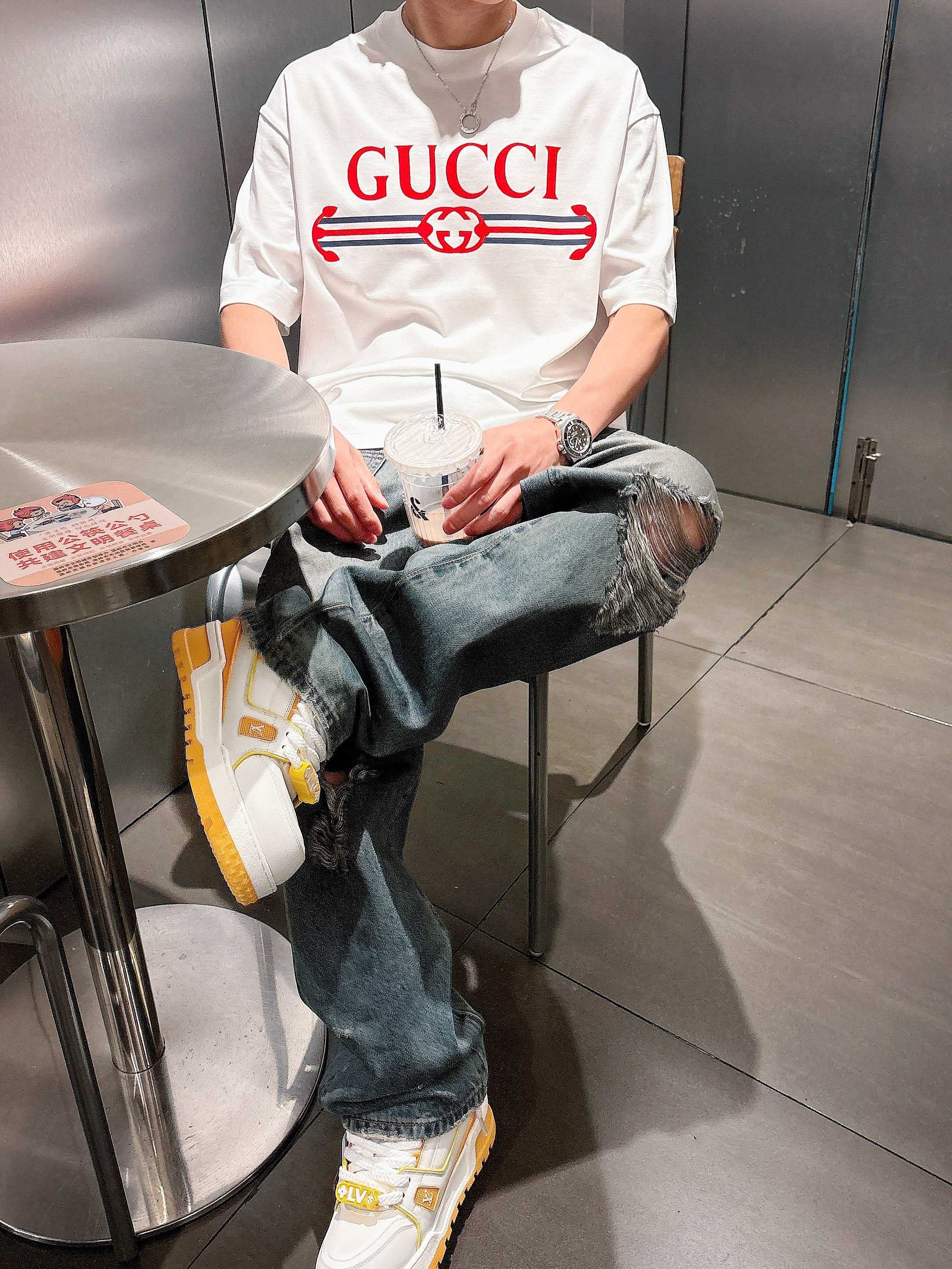     古驰  2025春夏新款首发专柜最新款短袖圆领T恤 高端订制 设计前卫时尚！品牌logo重工艺设