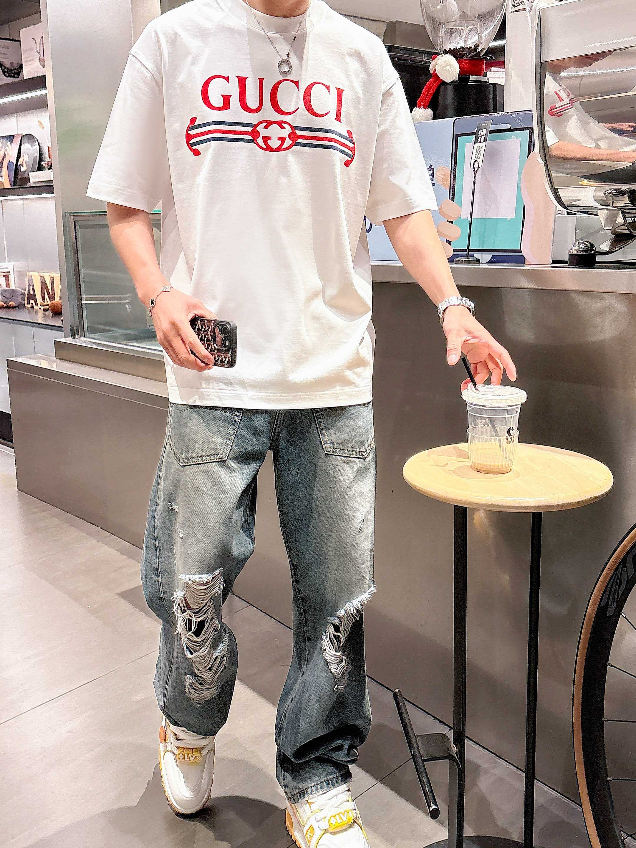     古驰  2025春夏新款首发专柜最新款短袖圆领T恤 高端订制 设计前卫时尚！品牌logo重工艺设