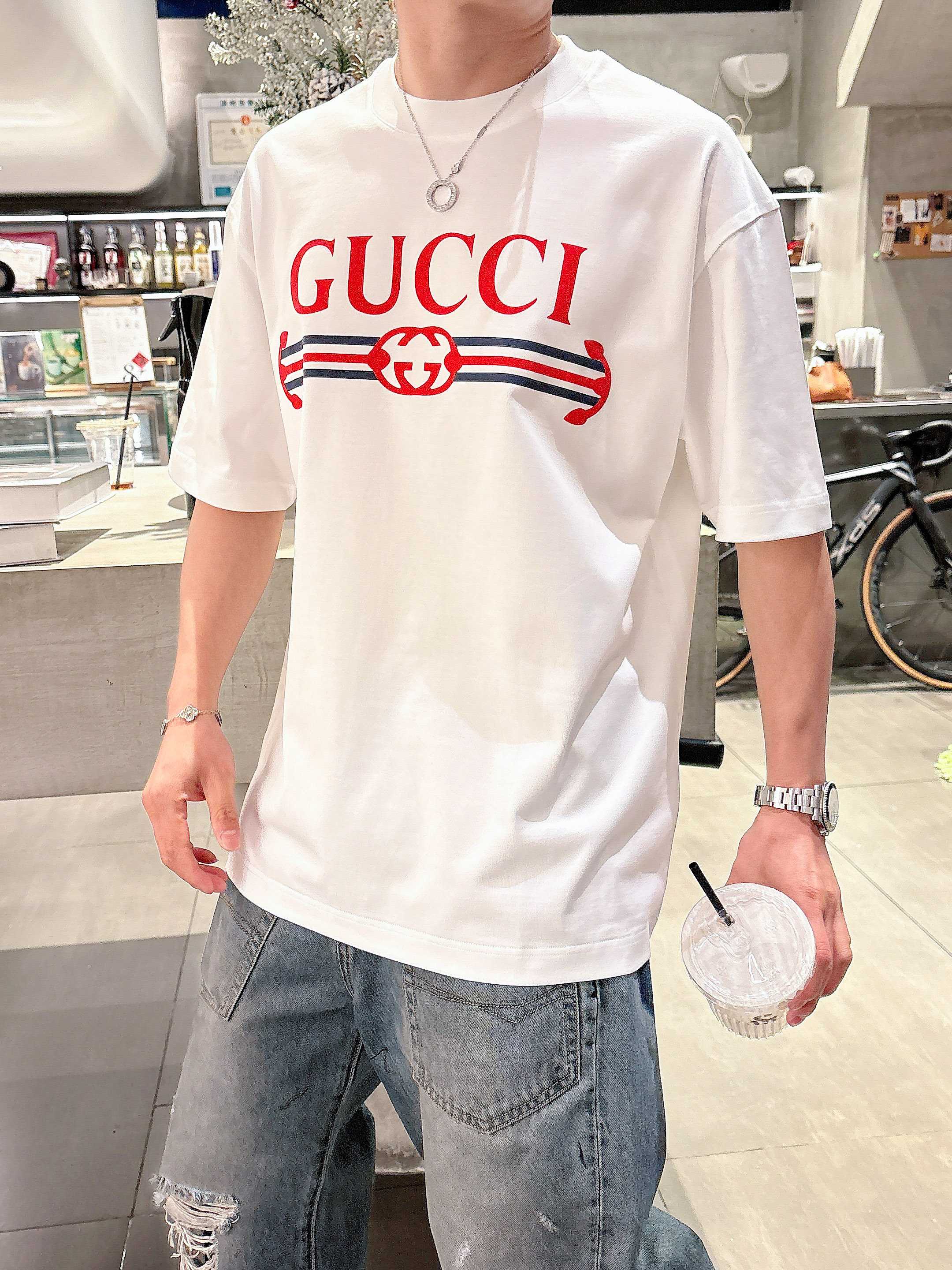     古驰  2025春夏新款首发专柜最新款短袖圆领T恤 高端订制 设计前卫时尚！品牌logo重工艺设