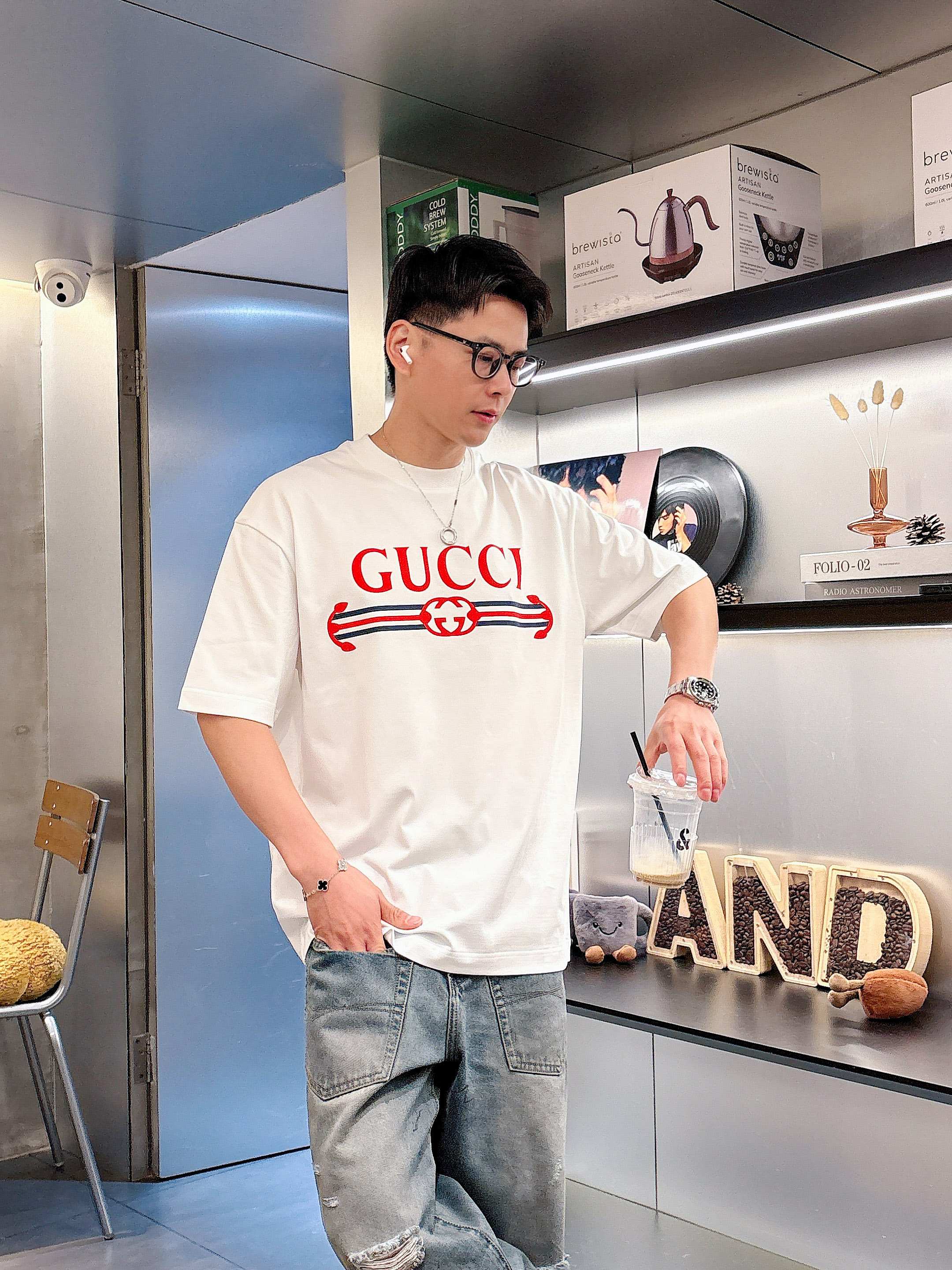     古驰  2025春夏新款首发专柜最新款短袖圆领T恤 高端订制 设计前卫时尚！品牌logo重工艺设