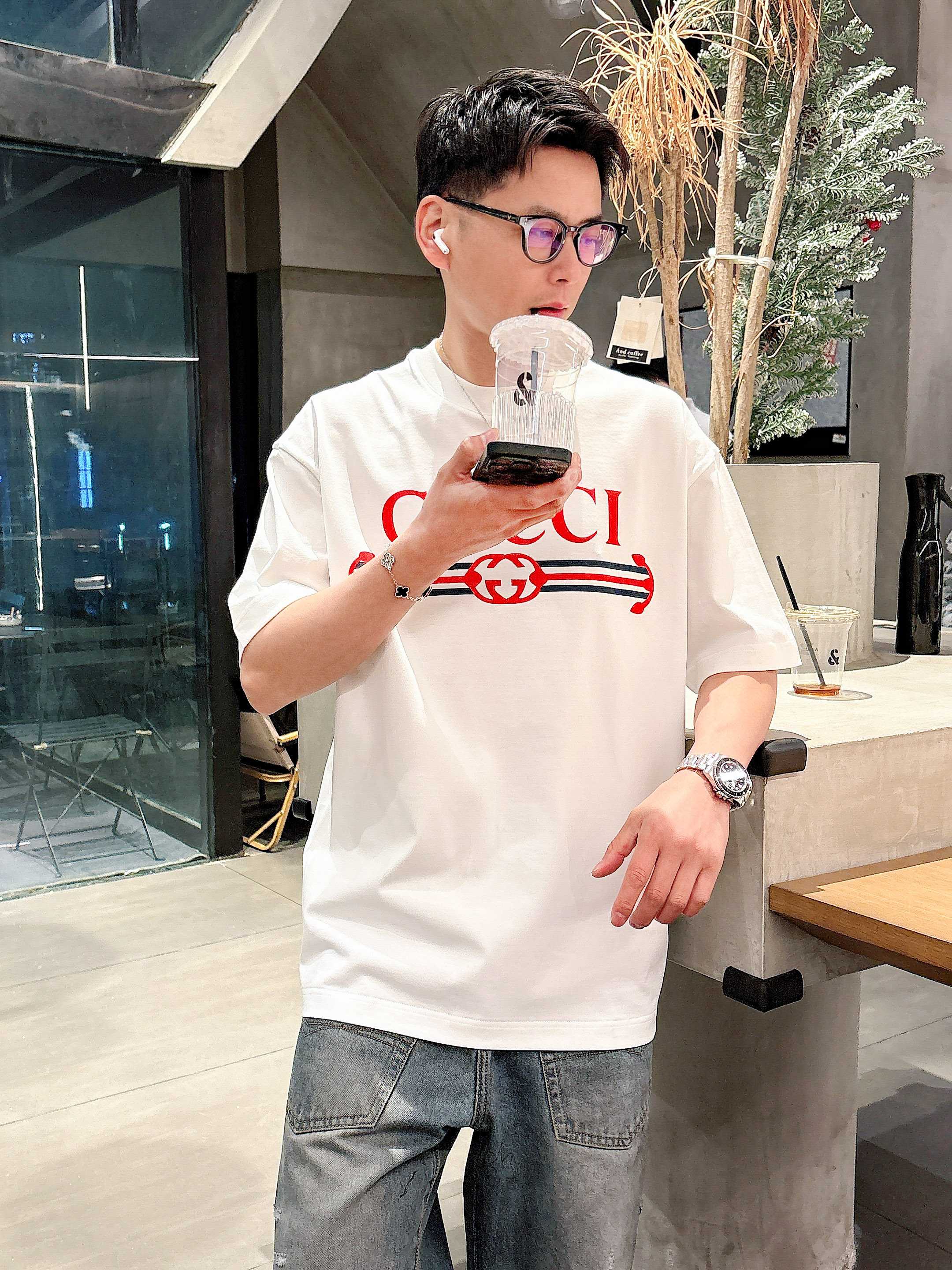     古驰  2025春夏新款首发专柜最新款短袖圆领T恤 高端订制 设计前卫时尚！品牌logo重工艺设