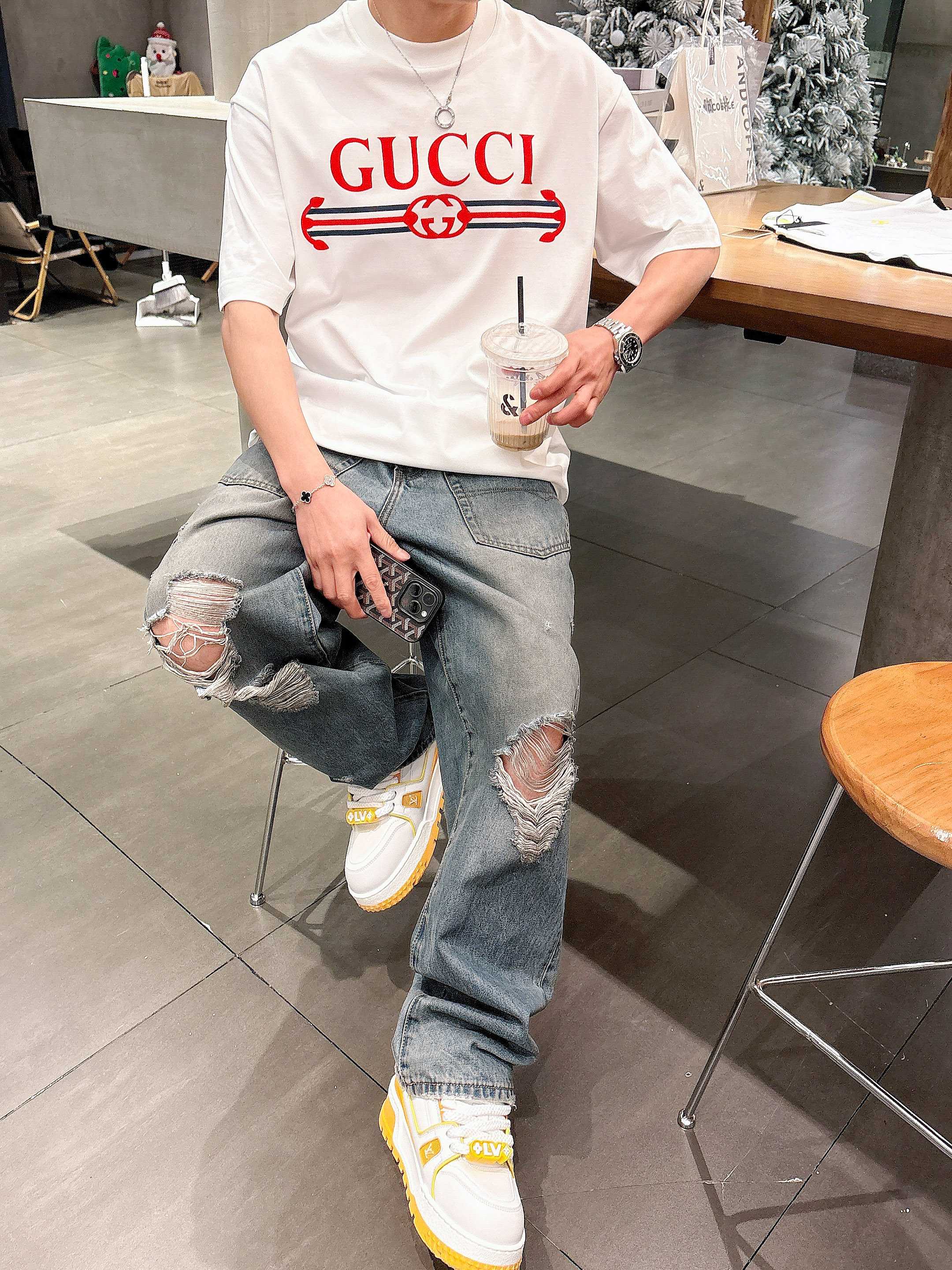     古驰  2025春夏新款首发专柜最新款短袖圆领T恤 高端订制 设计前卫时尚！品牌logo重工艺设