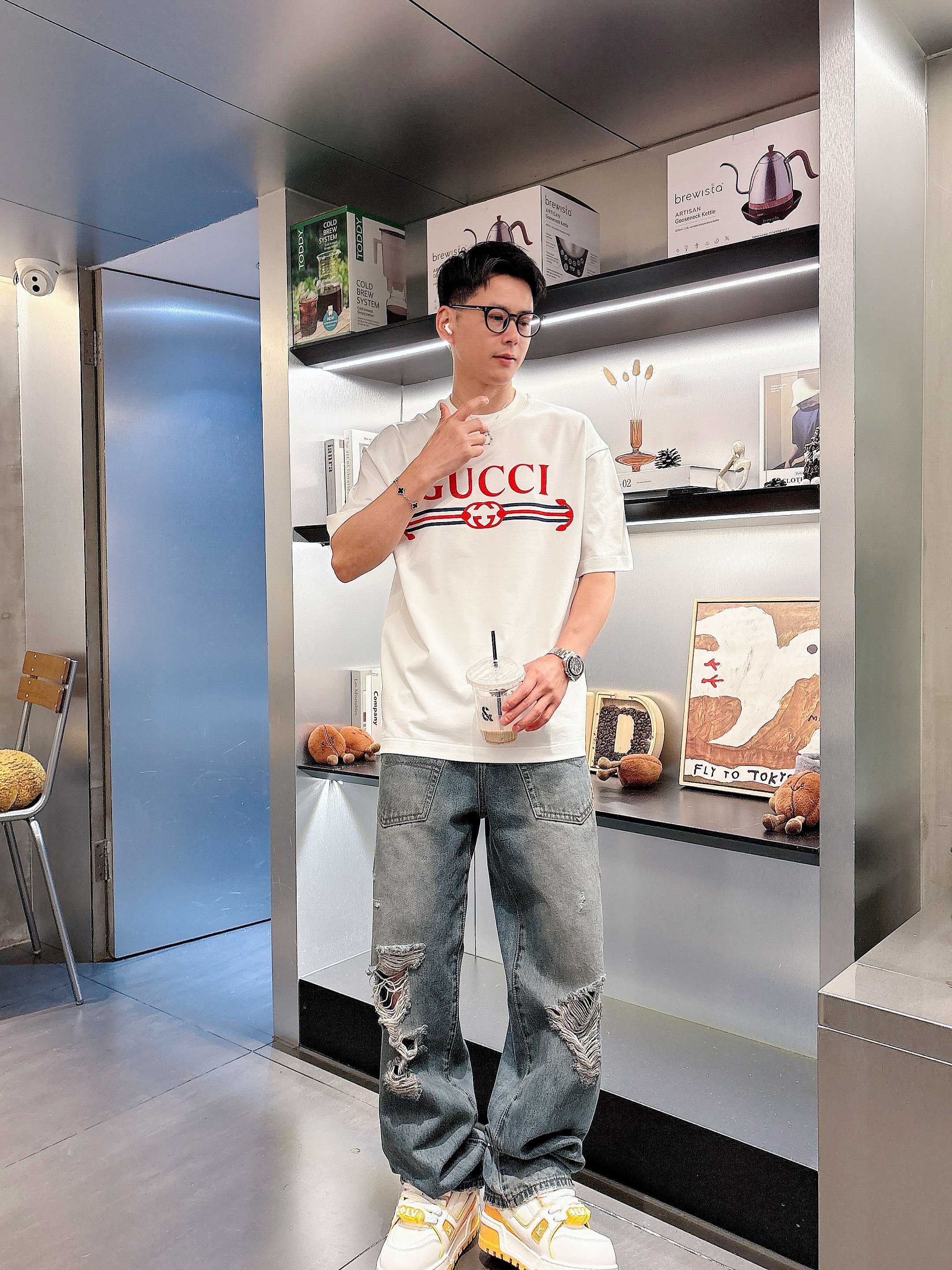     古驰  2025春夏新款首发专柜最新款短袖圆领T恤 高端订制 设计前卫时尚！品牌logo重工艺设