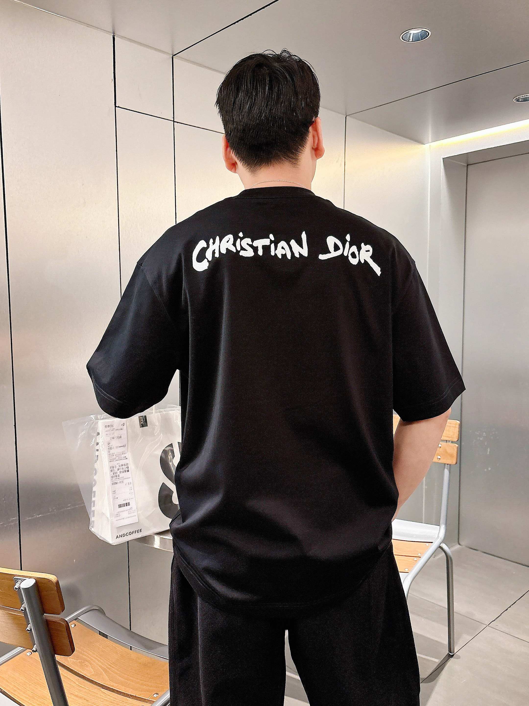     迪奥  2025春夏新款首发专柜最新款短袖圆领T恤 高端订制 设计前卫时尚！品牌logo重工艺设