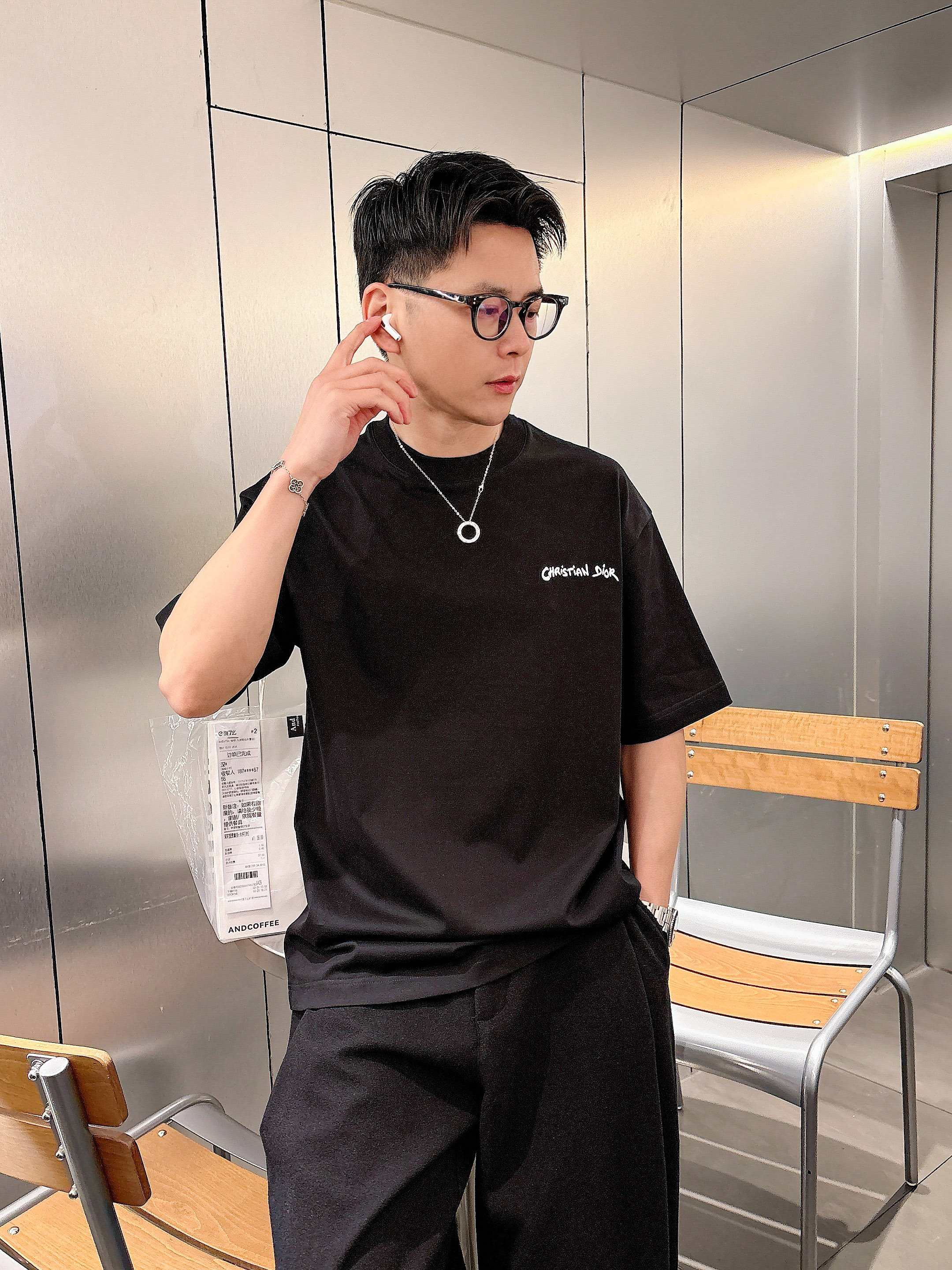     迪奥  2025春夏新款首发专柜最新款短袖圆领T恤 高端订制 设计前卫时尚！品牌logo重工艺设