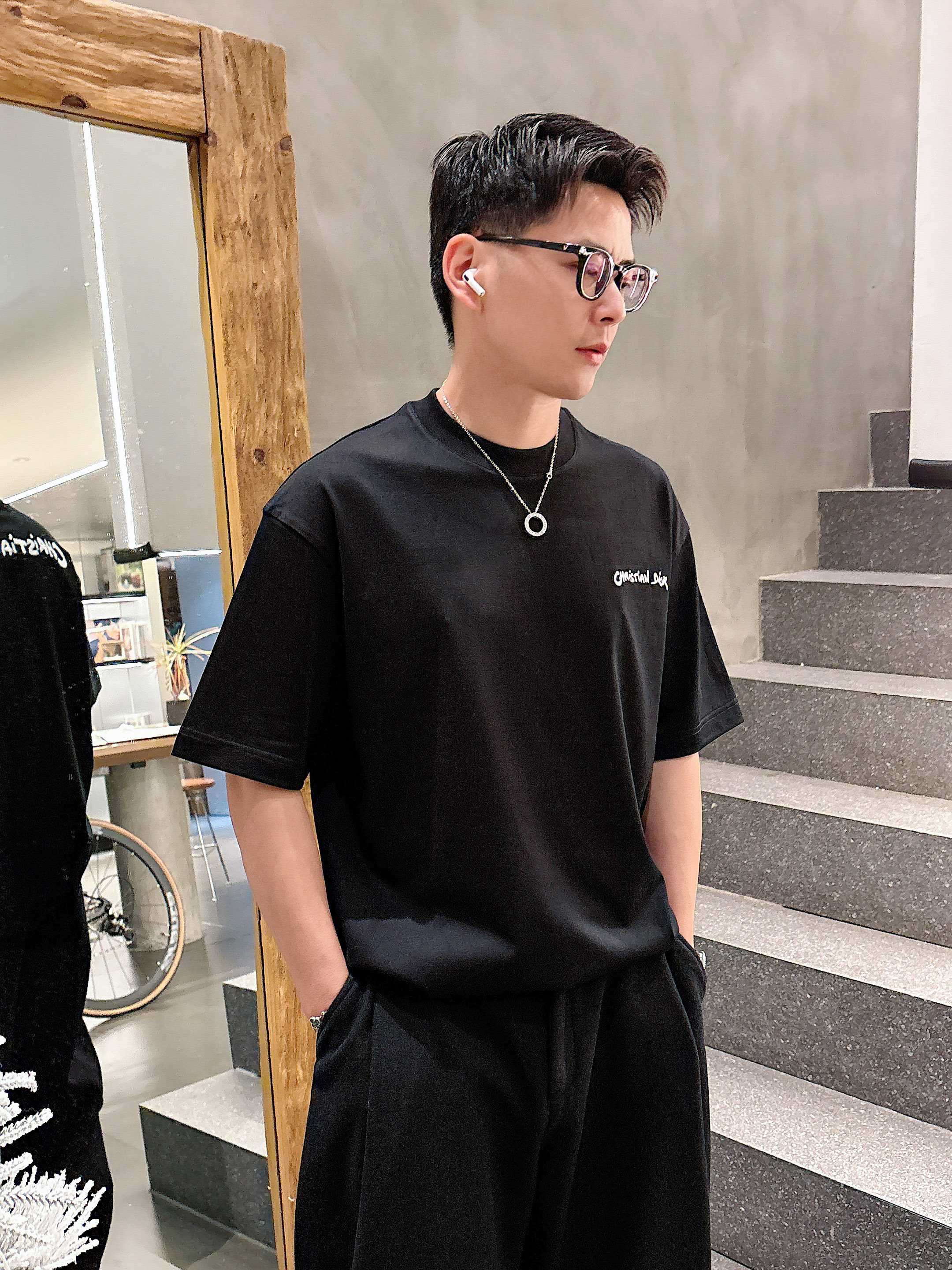     迪奥  2025春夏新款首发专柜最新款短袖圆领T恤 高端订制 设计前卫时尚！品牌logo重工艺设