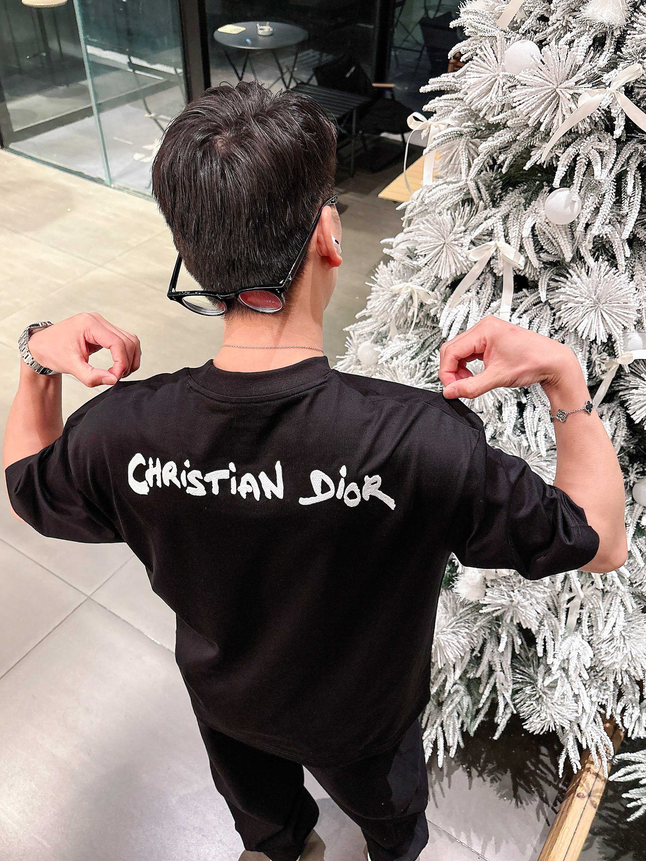     迪奥  2025春夏新款首发专柜最新款短袖圆领T恤 高端订制 设计前卫时尚！品牌logo重工艺设