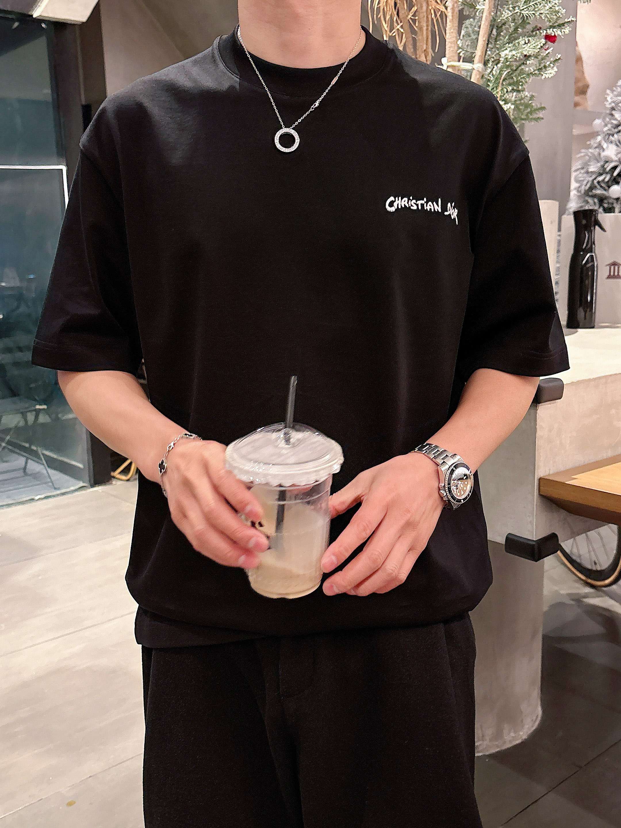     迪奥  2025春夏新款首发专柜最新款短袖圆领T恤 高端订制 设计前卫时尚！品牌logo重工艺设