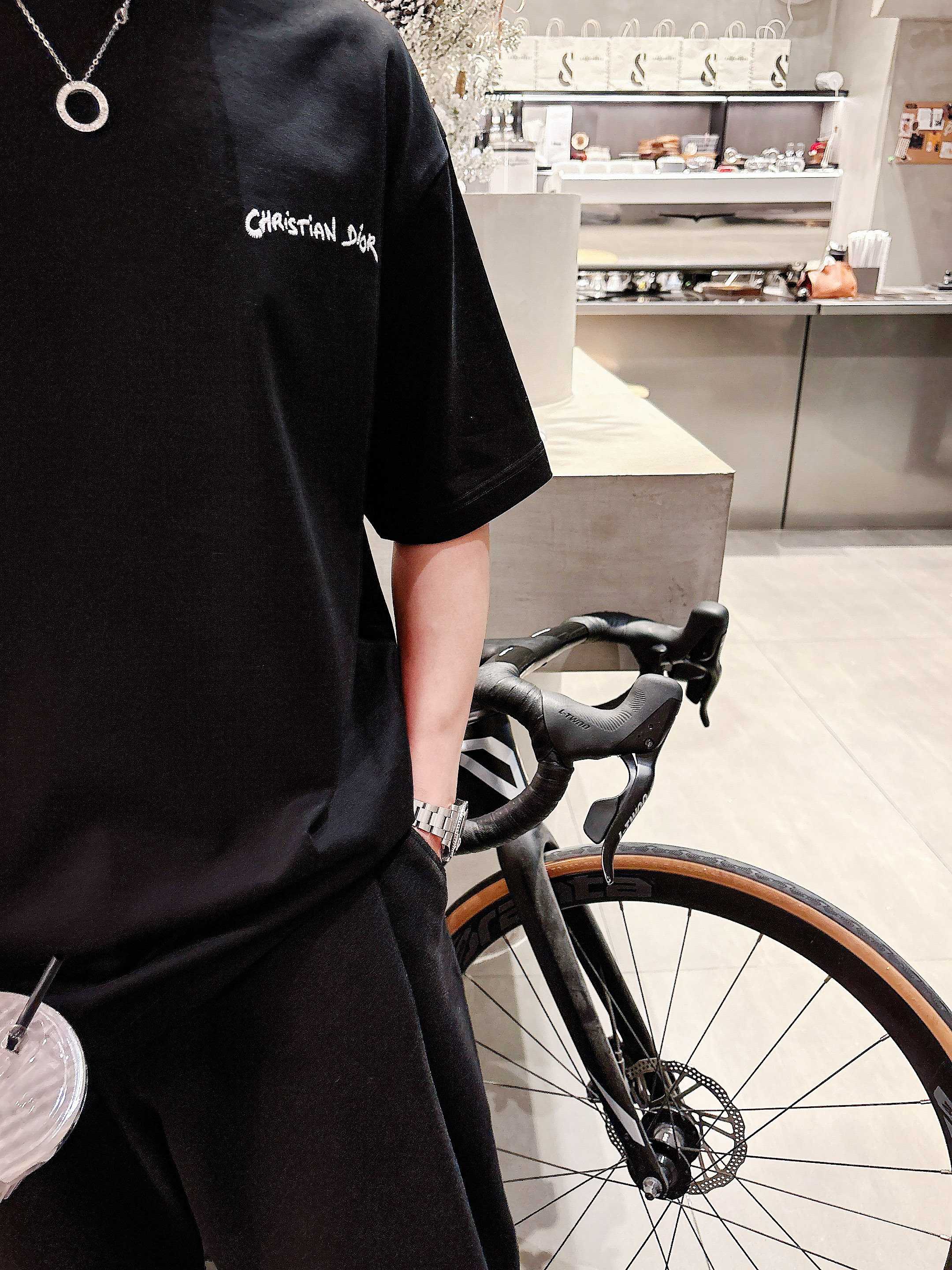     迪奥  2025春夏新款首发专柜最新款短袖圆领T恤 高端订制 设计前卫时尚！品牌logo重工艺设