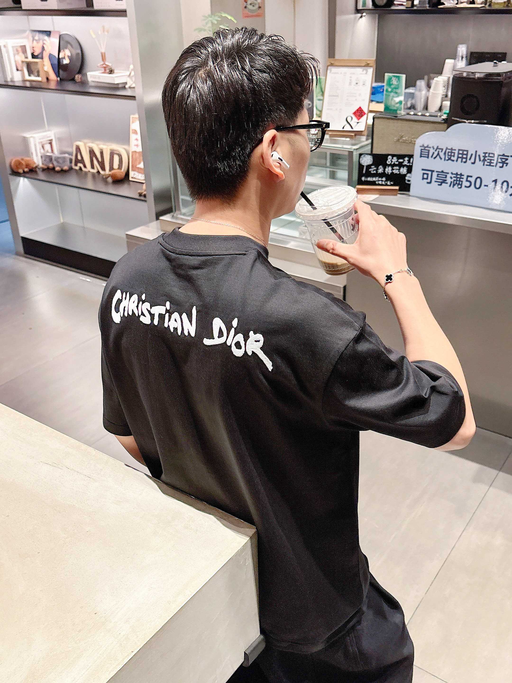     迪奥  2025春夏新款首发专柜最新款短袖圆领T恤 高端订制 设计前卫时尚！品牌logo重工艺设