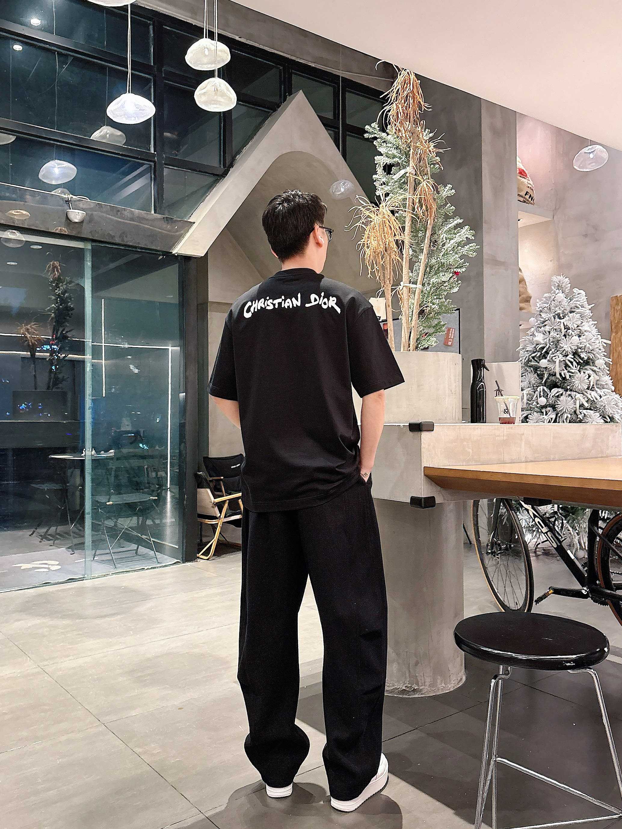     迪奥  2025春夏新款首发专柜最新款短袖圆领T恤 高端订制 设计前卫时尚！品牌logo重工艺设