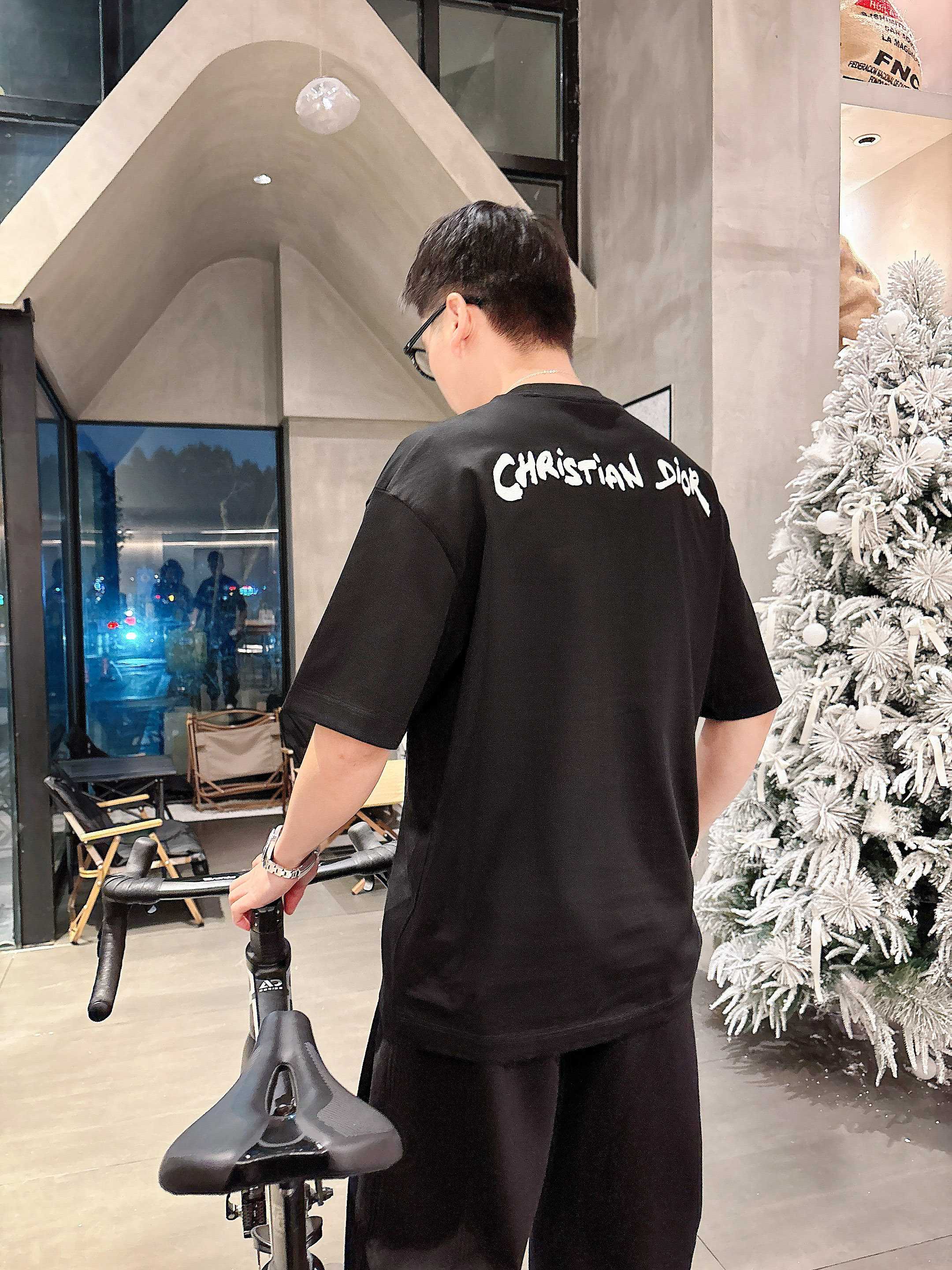     迪奥  2025春夏新款首发专柜最新款短袖圆领T恤 高端订制 设计前卫时尚！品牌logo重工艺设