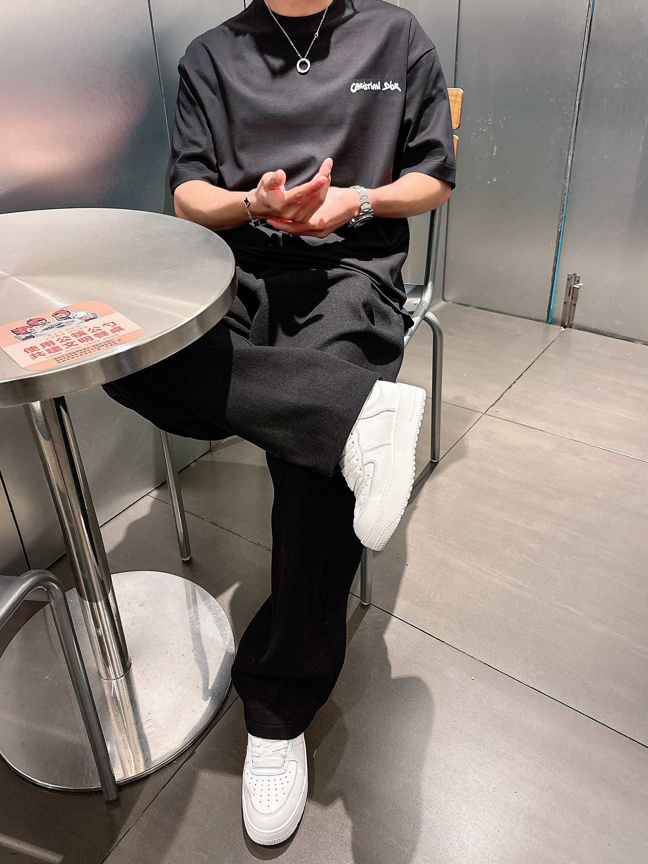     迪奥  2025春夏新款首发专柜最新款短袖圆领T恤 高端订制 设计前卫时尚！品牌logo重工艺设