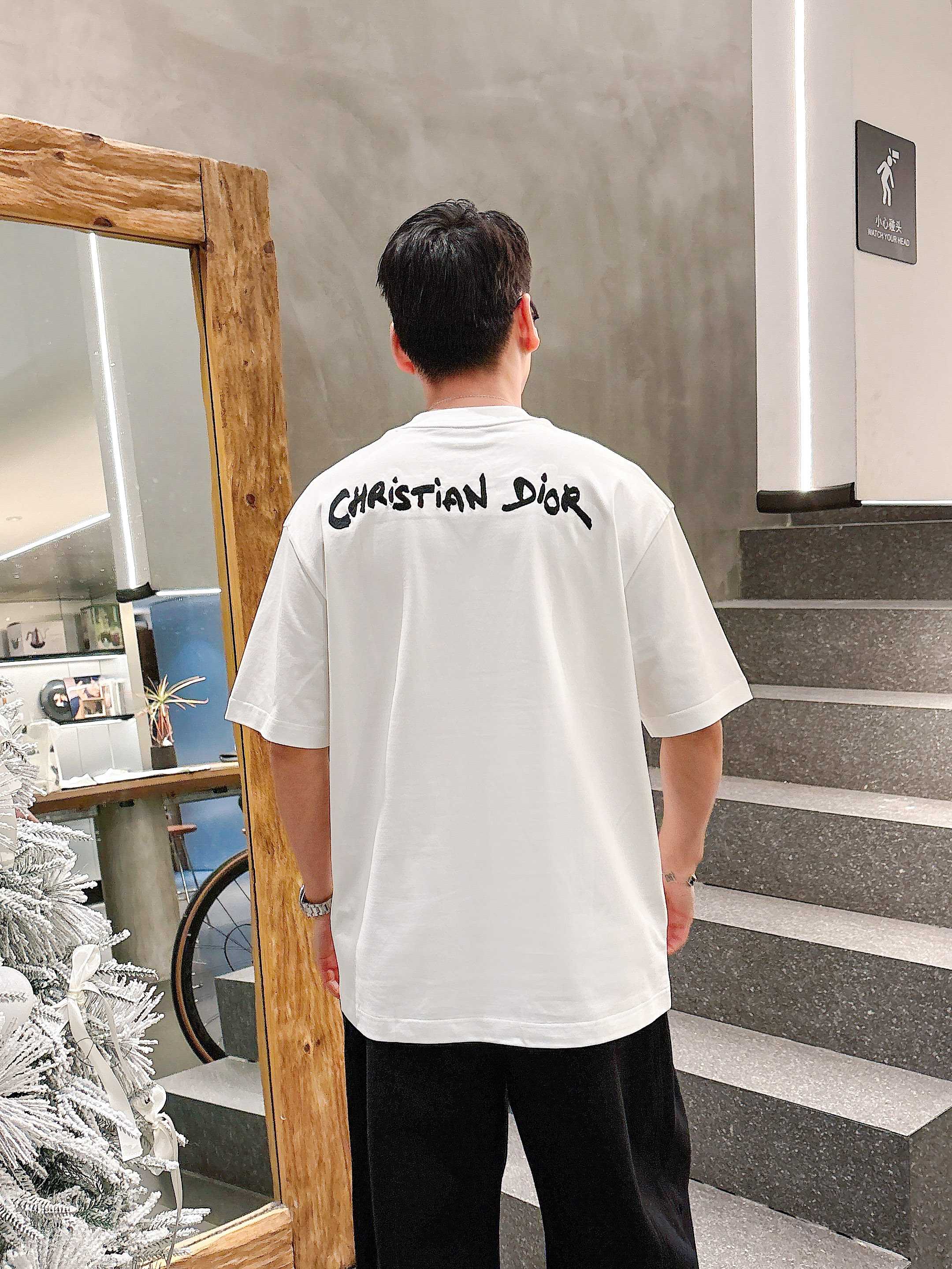     迪奥  2025春夏新款首发专柜最新款短袖圆领T恤 高端订制 设计前卫时尚！品牌logo重工艺设