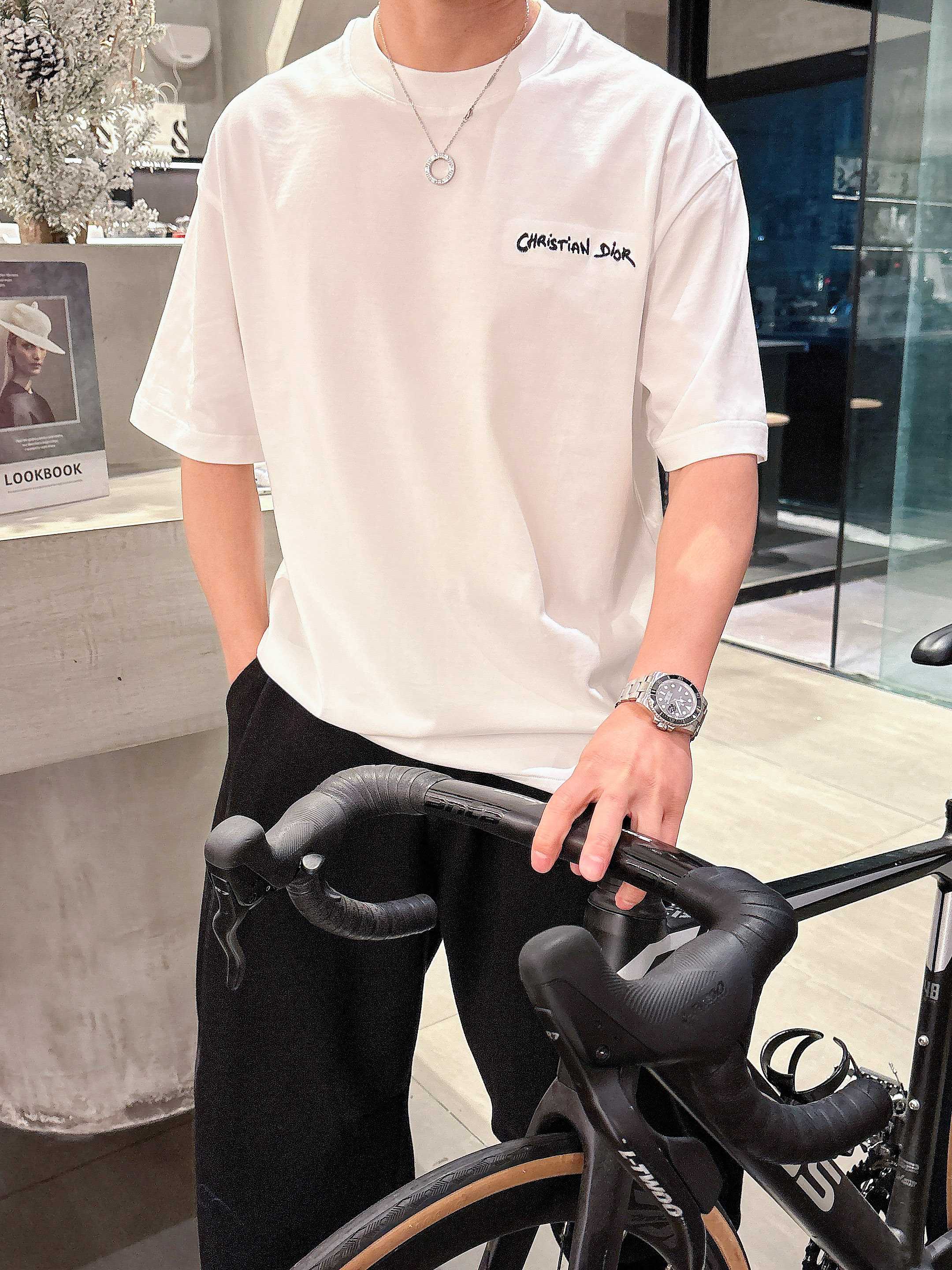     迪奥  2025春夏新款首发专柜最新款短袖圆领T恤 高端订制 设计前卫时尚！品牌logo重工艺设