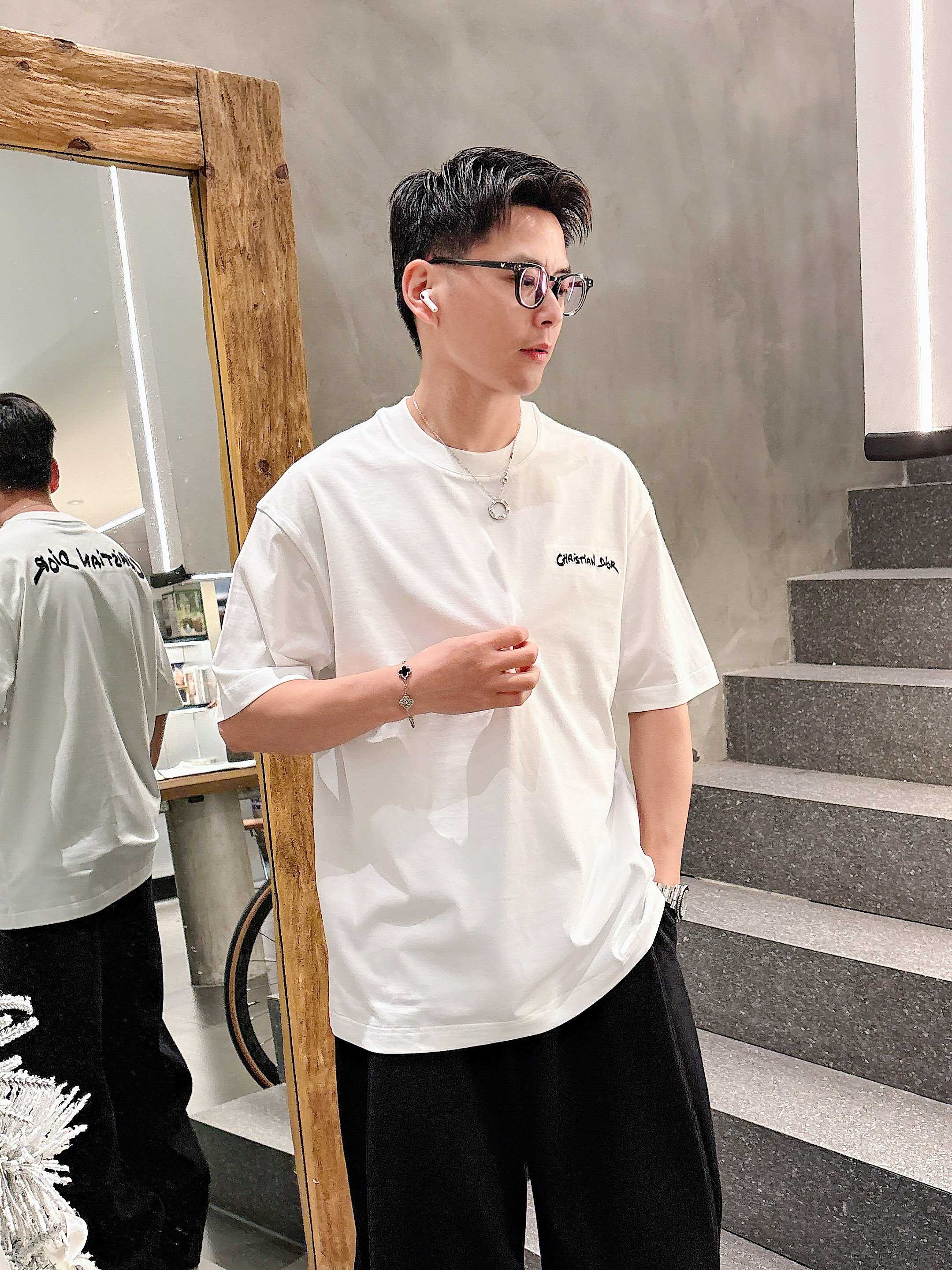     迪奥  2025春夏新款首发专柜最新款短袖圆领T恤 高端订制 设计前卫时尚！品牌logo重工艺设