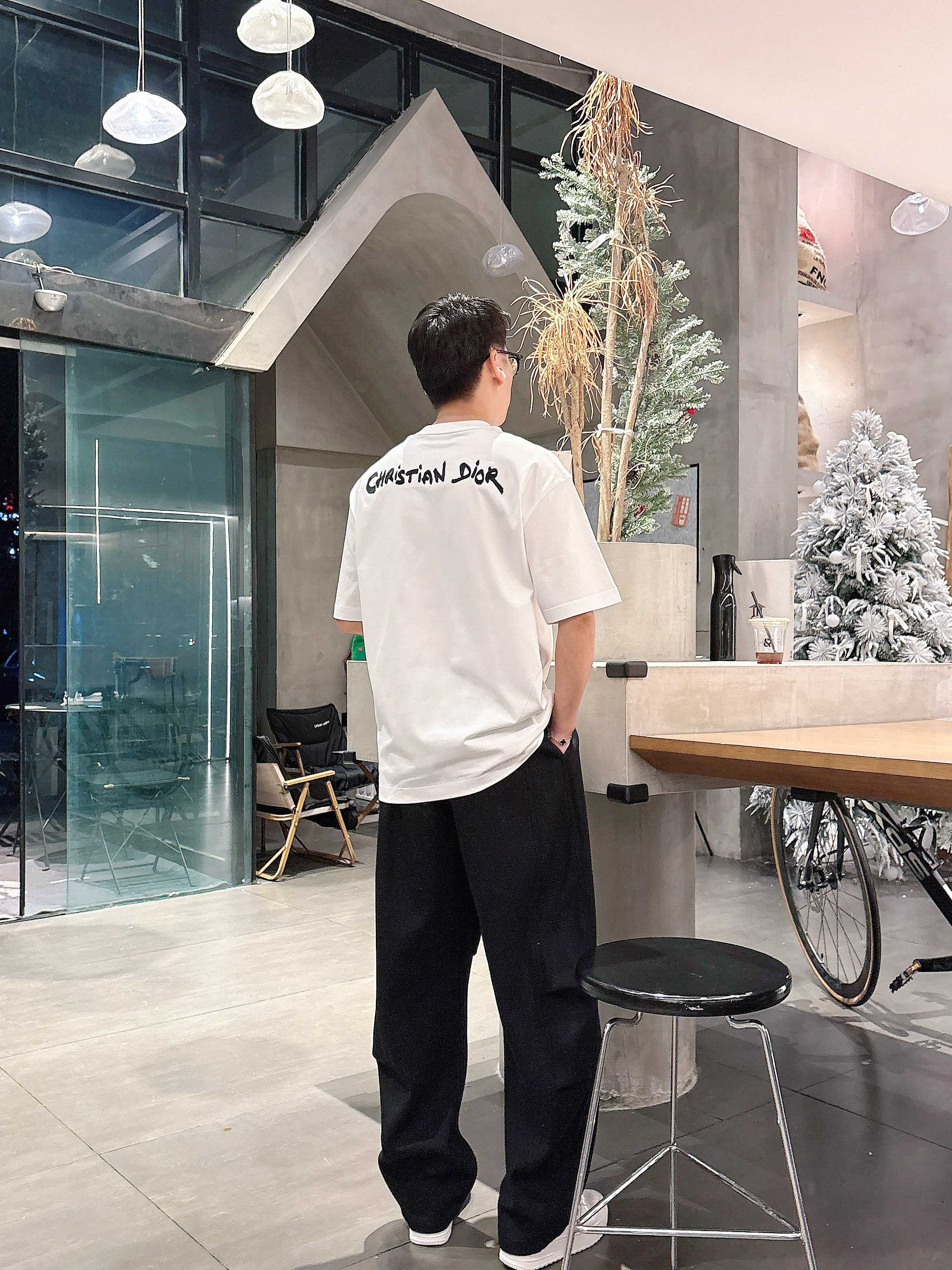     迪奥  2025春夏新款首发专柜最新款短袖圆领T恤 高端订制 设计前卫时尚！品牌logo重工艺设