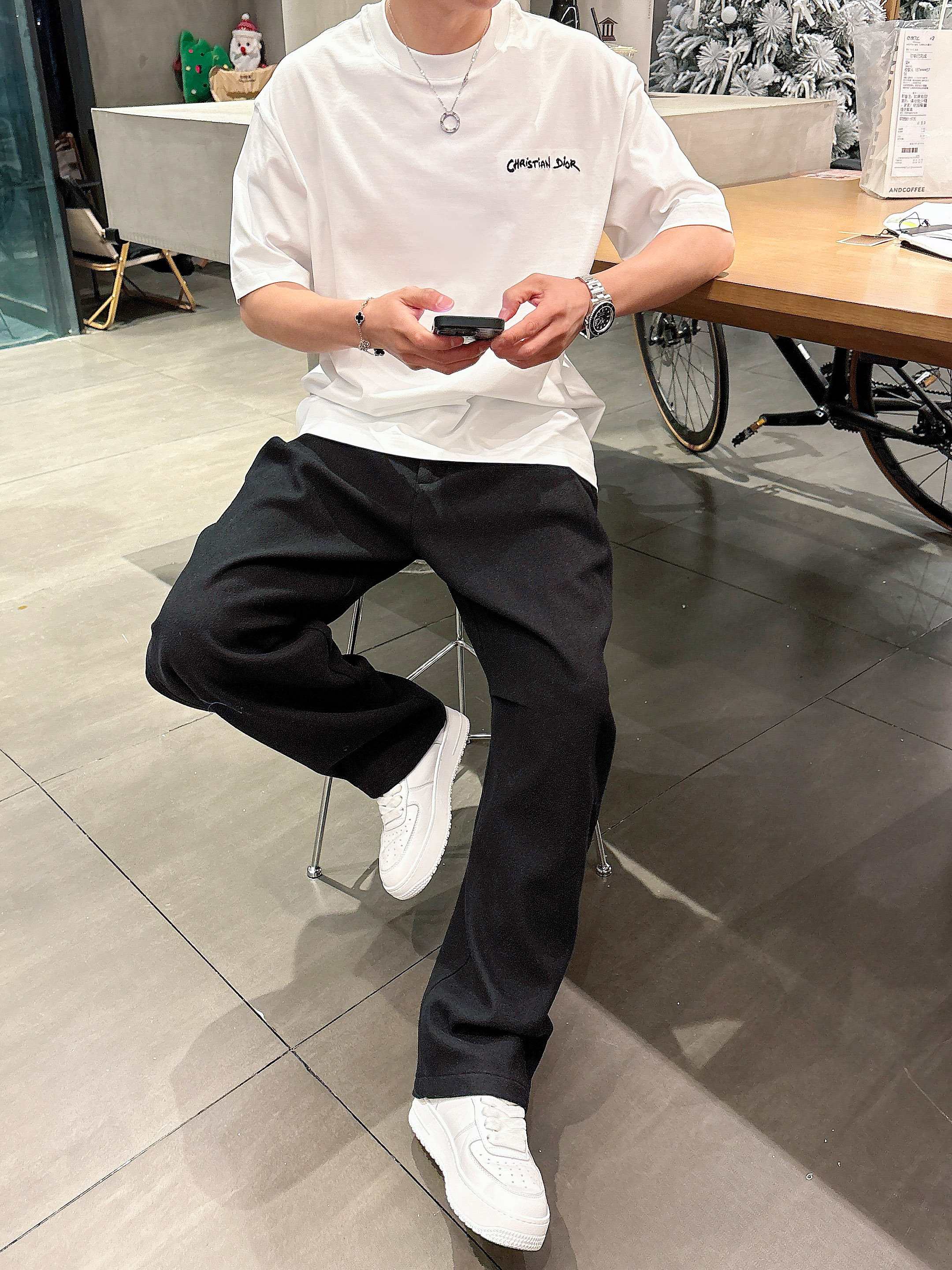     迪奥  2025春夏新款首发专柜最新款短袖圆领T恤 高端订制 设计前卫时尚！品牌logo重工艺设