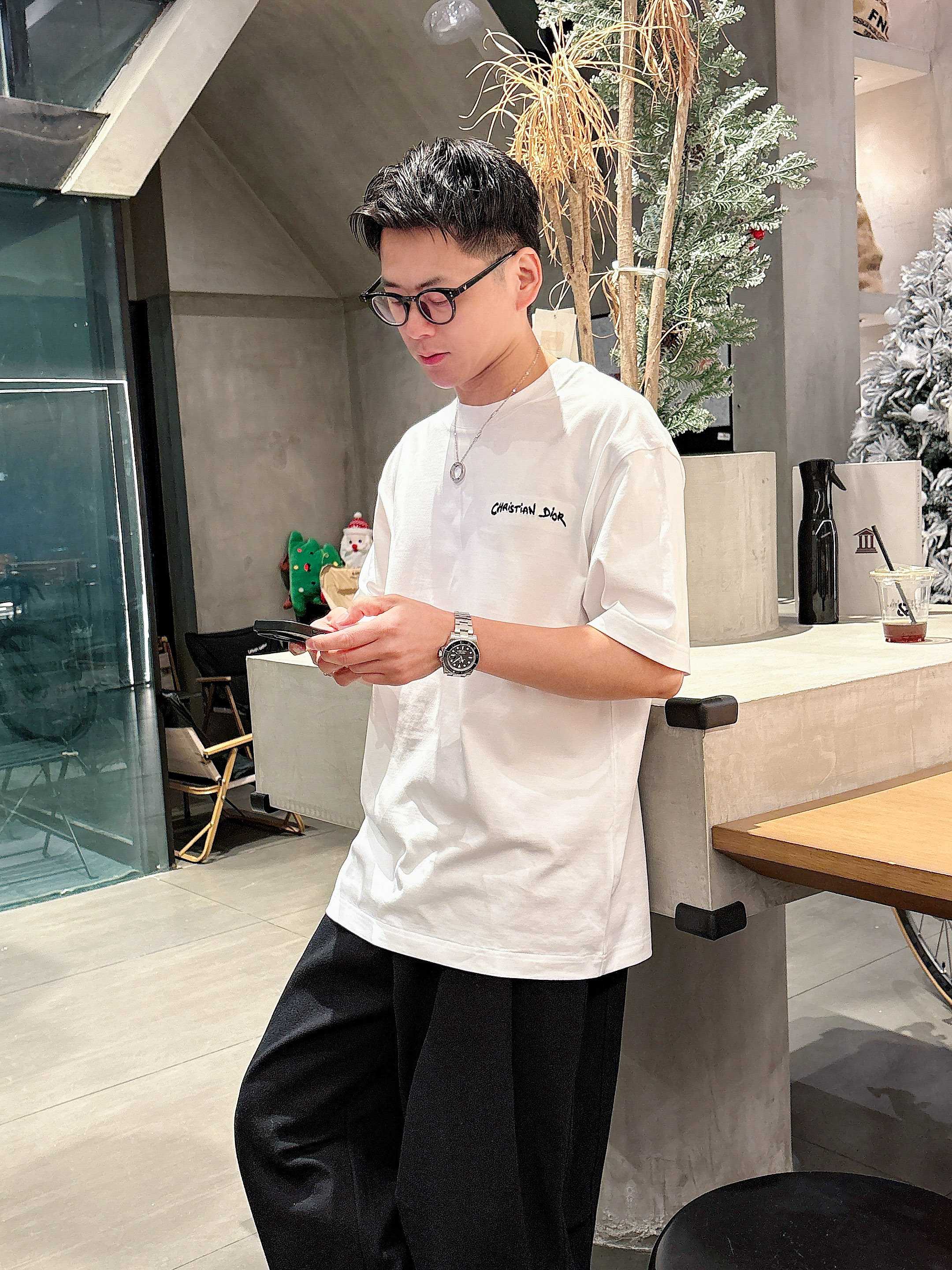     迪奥  2025春夏新款首发专柜最新款短袖圆领T恤 高端订制 设计前卫时尚！品牌logo重工艺设