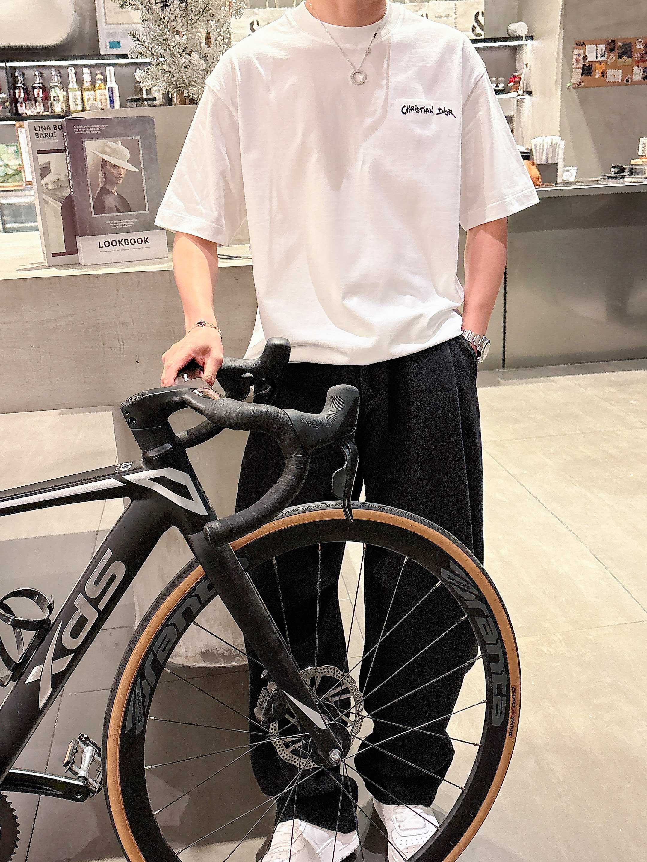     迪奥  2025春夏新款首发专柜最新款短袖圆领T恤 高端订制 设计前卫时尚！品牌logo重工艺设