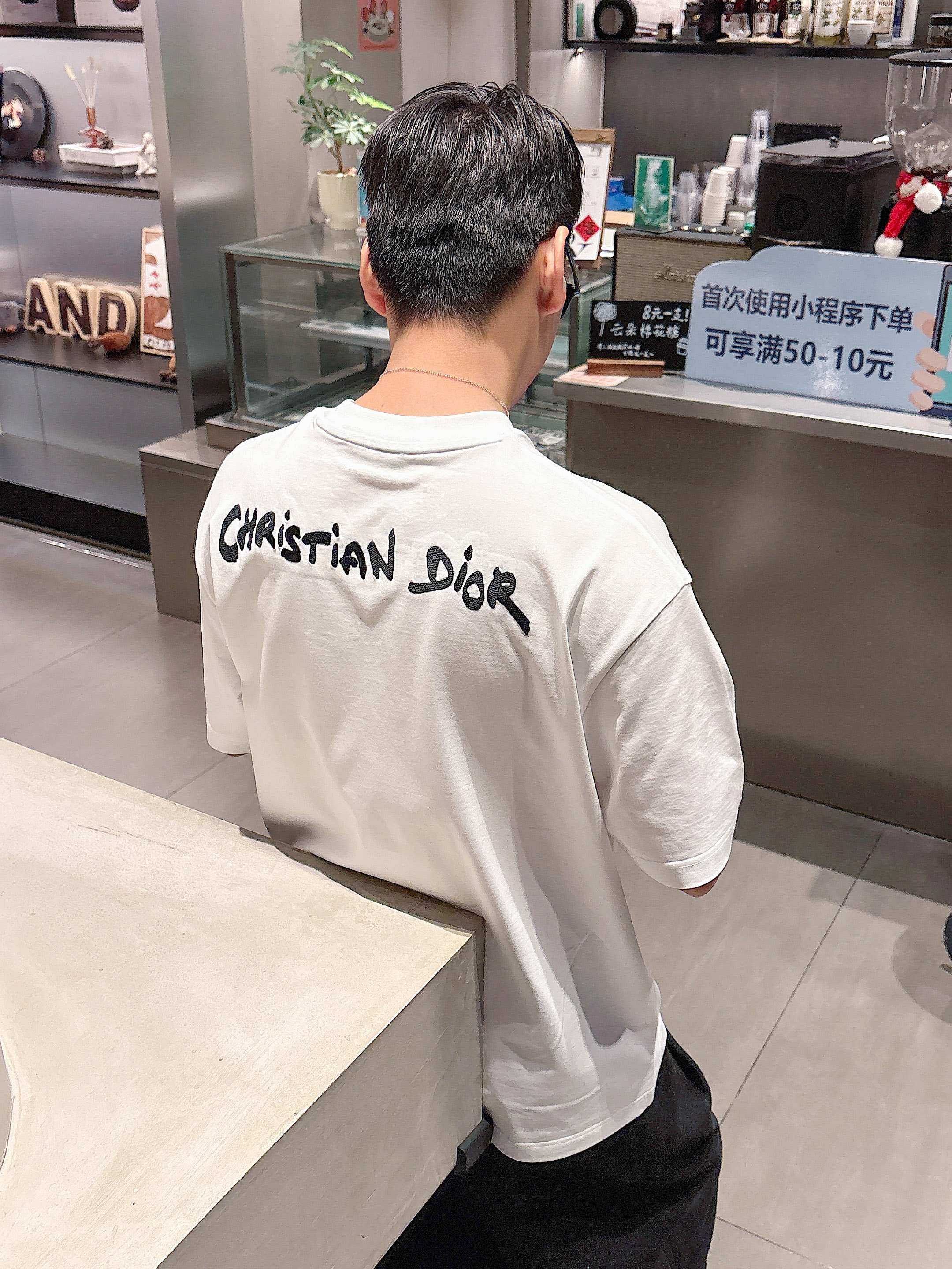     迪奥  2025春夏新款首发专柜最新款短袖圆领T恤 高端订制 设计前卫时尚！品牌logo重工艺设