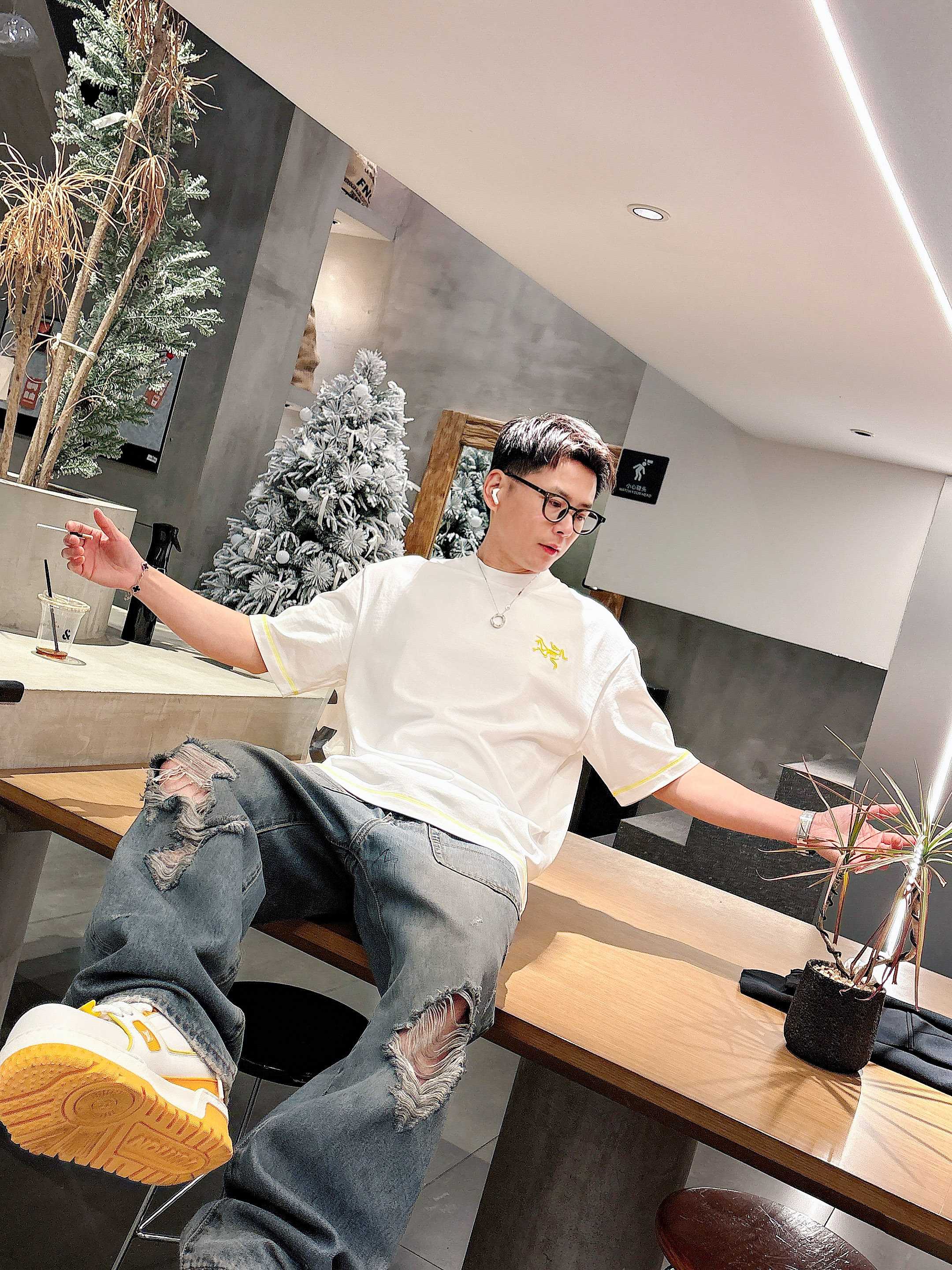     鸟𓅛  2025春夏新款首发专柜最新款短袖圆领T恤 高端订制 设计前卫时尚！品牌logo重工艺设