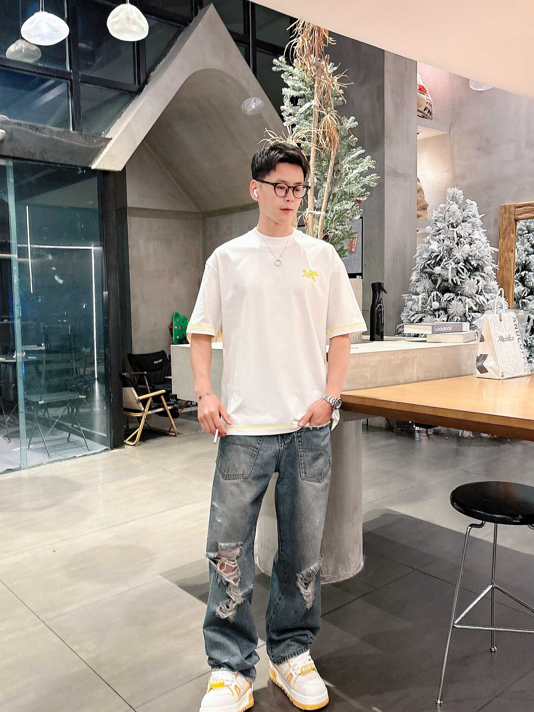     鸟𓅛  2025春夏新款首发专柜最新款短袖圆领T恤 高端订制 设计前卫时尚！品牌logo重工艺设