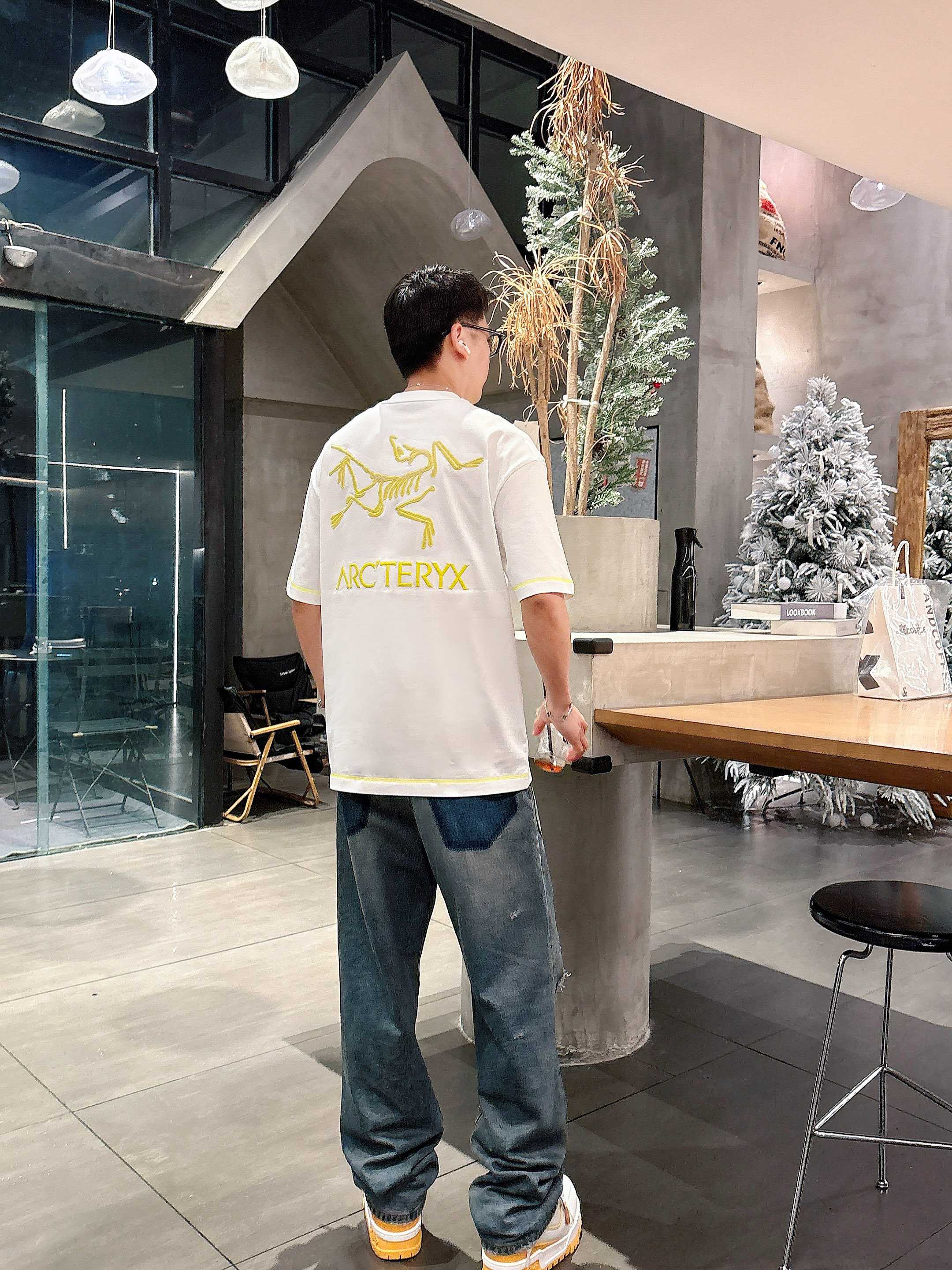     鸟𓅛  2025春夏新款首发专柜最新款短袖圆领T恤 高端订制 设计前卫时尚！品牌logo重工艺设