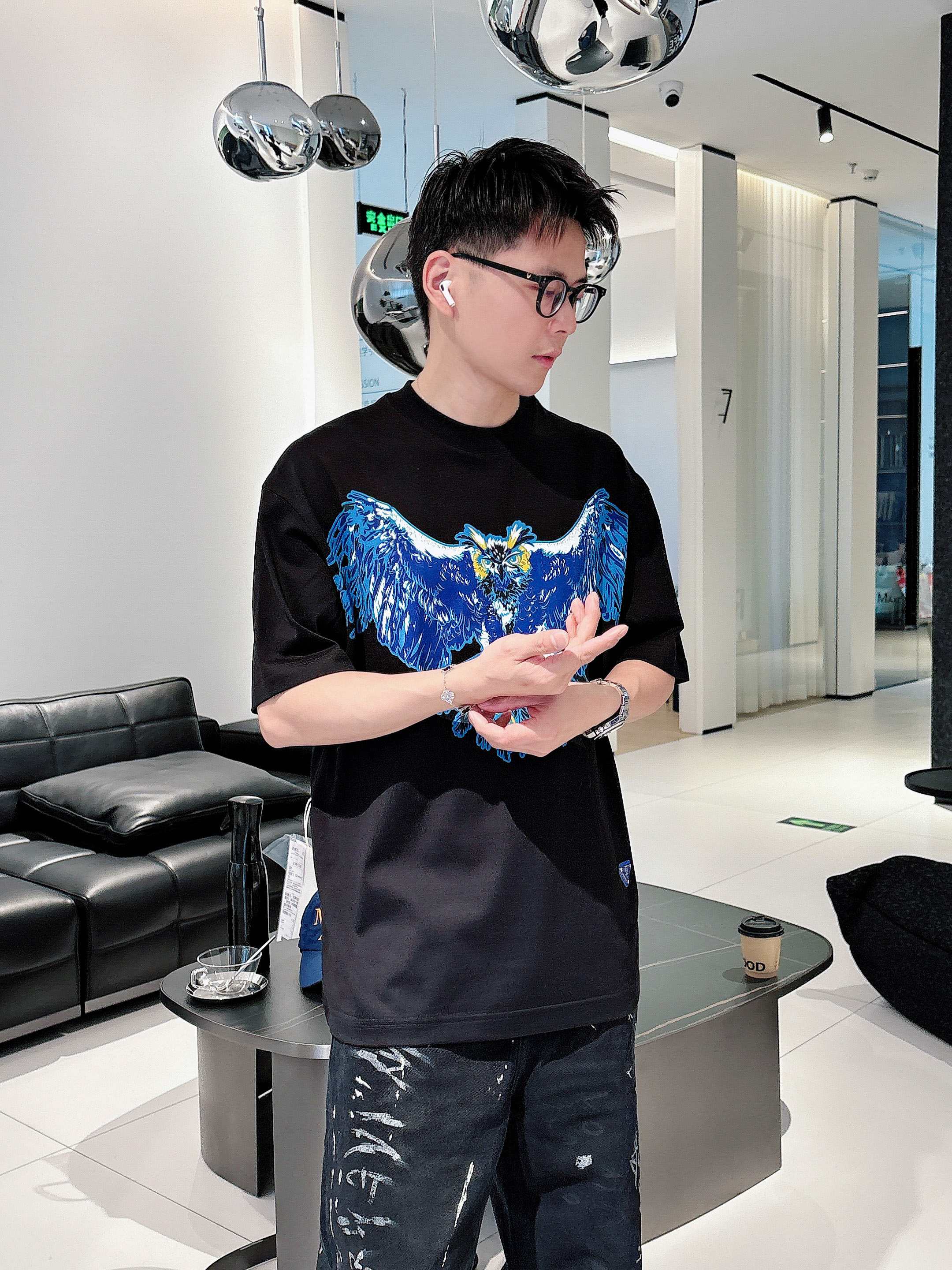 NO:504298,Prada's new spring and summer new style first-time counter latest short-sleeved round-neck T-shirt, high-end customization, avant-garde and fashionable design!  Brand logo heavy craft design, high-end customized mercerated cloud cotton fabric, soft feel, comfortable to wear, exquisite counter-level car line, fine workmanship, invincible and handsome upper body effect!  A must-have item for handsome men!  Color black white Number M-3XL 25-1260,,prada,T-shirt,tees,t-shirt,alexander wang19860909普拉达 2025春夏新款首发专柜最新款短袖圆领T恤 高端订制 设计前卫时尚！品牌logo重工艺设计 高端定制丝光云朵棉面料.手感柔软.穿着舒适.专柜级别精致车线.做工精细.上身效果无敌帅气！型男必备单品！ 颜色黑色 白色 码数M-3XL 25-1260,,prada,T-shirt,tees，t-shirt,alexander wang,Men's clothing