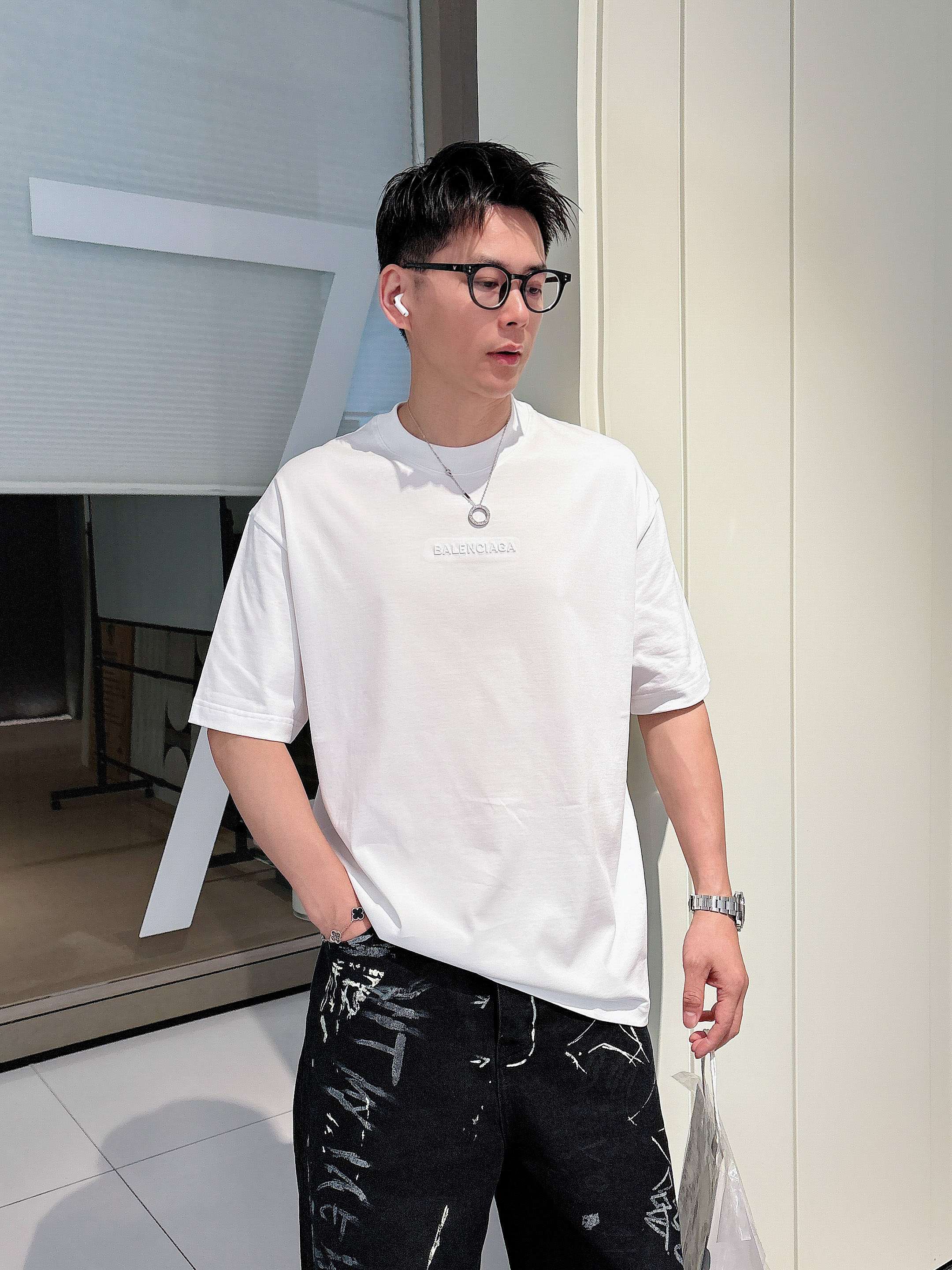 NO:504302,Balenciaga 2025 spring and summer new first-time counter latest short-sleeved round-neck T-shirt, high-end customization, avant-garde and fashionable design!  Brand logo heavy craft design, high-end customized mercerated cloud cotton fabric, soft feel, comfortable to wear, exquisite counter-level car line, fine workmanship, invincible and handsome upper body effect!  A must-have item for handsome men!  Color black white Number M-3XL 25-1260,,balenciaga,T-shirt,tees,t-shirt,alexander wang19860909巴黎世家 2025春夏新款首发专柜最新款短袖圆领T恤 高端订制 设计前卫时尚！品牌logo重工艺设计 高端定制丝光云朵棉面料.手感柔软.穿着舒适.专柜级别精致车线.做工精细.上身效果无敌帅气！型男必备单品！ 颜色黑色 白色 码数M-3XL 25-1260,,balenciaga,T-shirt,tees，t-shirt,alexander wang,Men's clothing