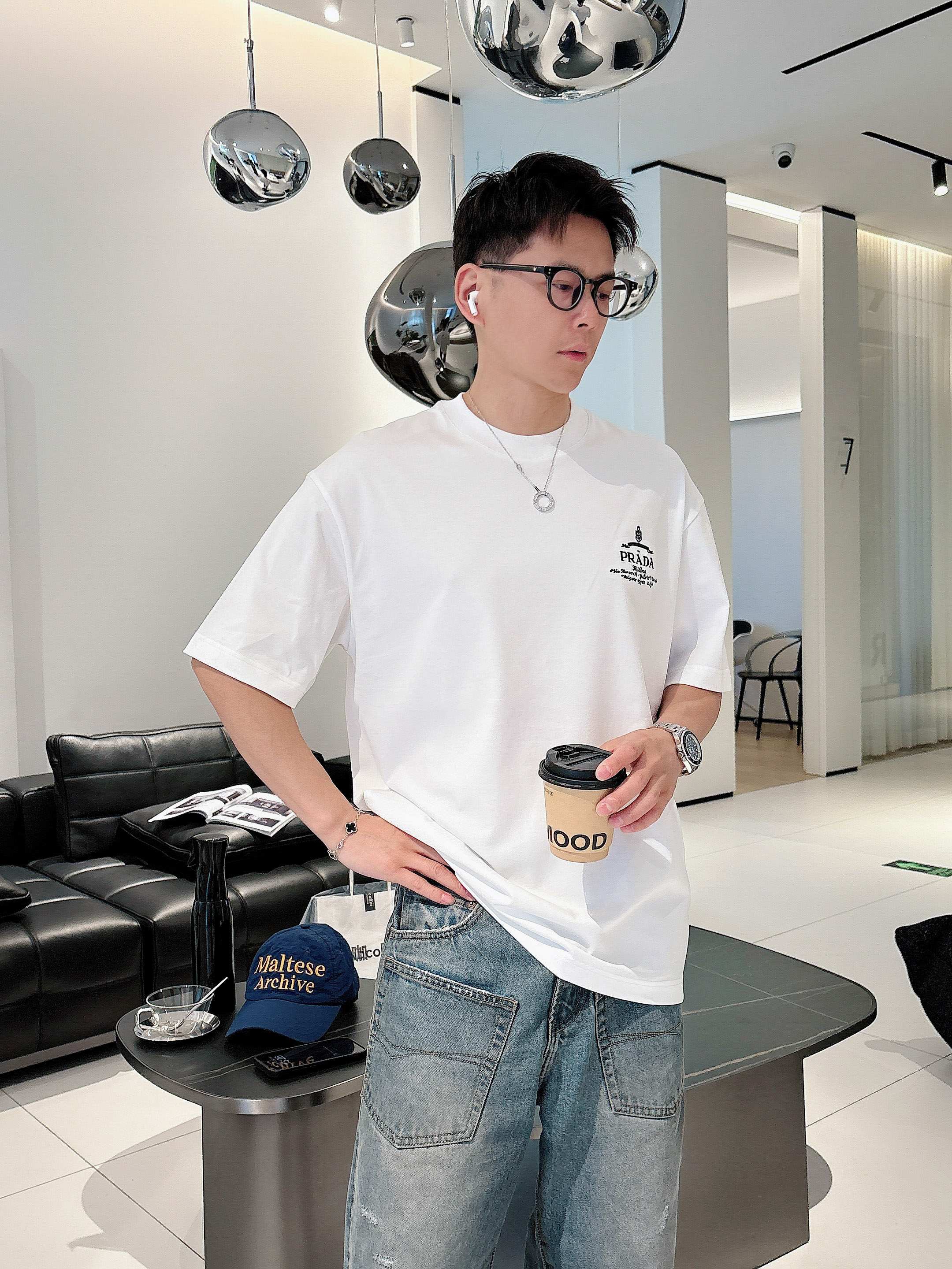 NO:504266,Prada's new spring and summer new style first-time counter latest short-sleeved round-neck T-shirt, high-end customization, avant-garde and fashionable design!  Brand logo heavy craft design, high-end customized mercerated cloud cotton fabric, soft feel, comfortable to wear, exquisite counter-level car line, fine workmanship, invincible and handsome upper body effect!  A must-have item for handsome men!  Color black white Number M-3XL 25-1260,,prada,T-shirt,tees,t-shirt,alexander wang19860909普拉达 2025春夏新款首发专柜最新款短袖圆领T恤 高端订制 设计前卫时尚！品牌logo重工艺设计 高端定制丝光云朵棉面料.手感柔软.穿着舒适.专柜级别精致车线.做工精细.上身效果无敌帅气！型男必备单品！ 颜色黑色 白色 码数M-3XL 25-1260,,prada,T-shirt,tees，t-shirt,alexander wang,Men's clothing