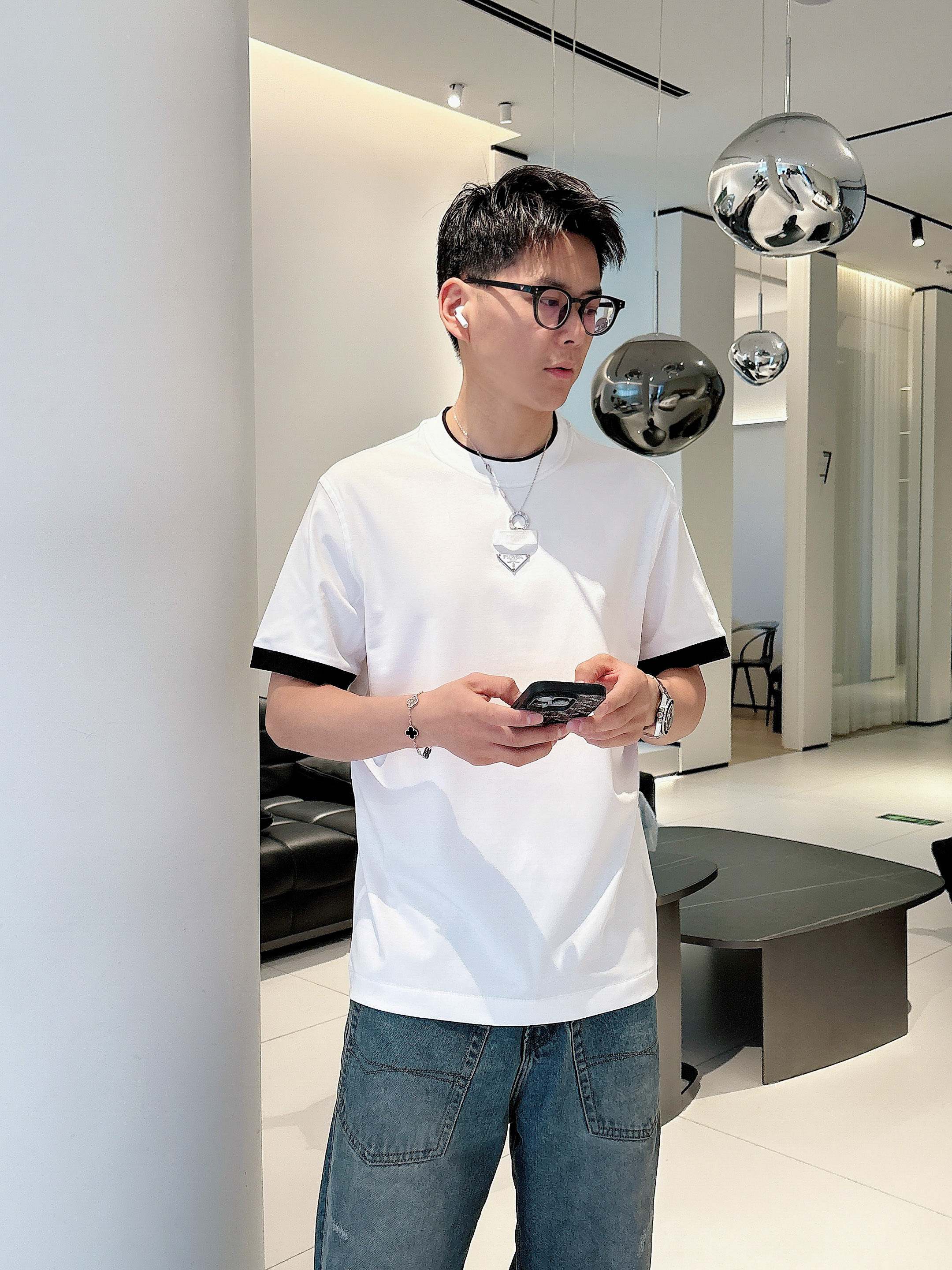 NO:504270,Prada's new spring and summer new style first-time counter latest short-sleeved round-neck T-shirt, high-end customization, avant-garde and fashionable design!  Brand logo heavy craft design, high-end customized imported liquid ammonia cotton fabric. It feels soft and comfortable to wear. The counter-level exquisite car line is fine. The workmanship is exquisite. The upper body effect is invincible and handsome!  A must-have item for handsome men!  Color black white Number M-3XL 25-1260,,prada,T-shirt,tees,t-shirt,alexander wang19860909普拉达 2025春夏新款首发专柜最新款短袖圆领T恤 高端订制 设计前卫时尚！品牌logo重工艺设计 高端定制进口液氨匹马棉面料.手感柔软.穿着舒适.专柜级别精致车线.做工精细.上身效果无敌帅气！型男必备单品！ 颜色黑色 白色 码数M-3XL 25-1260,,prada,T-shirt,tees，t-shirt,alexander wang,Men's clothing