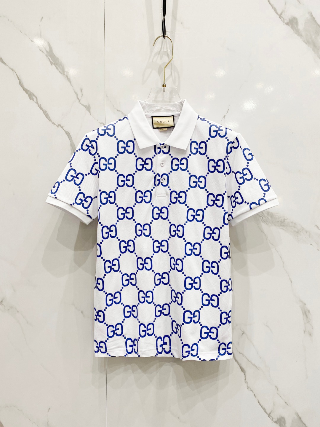 NO:135450,Gucci 2025ss summer new logo men's lapel Polo shirt!  Classic business men's style, high-end men's style at the ceiling level of business men's style!  Simple, fashionable and elegant, single-wearing inner wear is decent, quality control/detail control takes away, low-key, luxurious and connotative!  Customer-supplied fixed mesh flooring cotton cloth is carefully made, the surface of the fabric is evenly arranged and neatly arranged, with excellent breathability and heat dissipation and sweat resistance, and the comfort level of the upper body is completely better than that of ordinary single-sided sweat cloth tissue!  The brand LOGO logo with classic hem is created with top-level craftsmanship. The LOGO has three-dimensional, clear and full texture, and is an extraordinary product in the classic field whether it is inner wear or single wear!  The exquisite cutting process, the processing of every detail is very standard and delicate, and it is comparable to that of ordinary LOW products on the market. Men must enter the basic versatile Polo shirts!  Color black white Size M-3XL Data reference M: bust 104cm-shoulder width 45cm-length 69cm-sleeve length 21cm L: bust 108cm-shoulder width 46cm-length 70cm-sleeve length 22cm XL: bust 112cm-shoulder width 47cm-sleeve length 71cm-sleeve length 23cm XXL: bust 116cm-shoulder width 48cm-sleeve length 72cm-sleeve length 24cm 3XL: bust 120cm-shoulder width 49cm-sleeve length 73cm-sleeve length 24cm AAA5,,gucci,alexander wang19860909古驰 2025ss夏季新款 logo男士翻领Polo衫！经典商务男款,高端男装的天花板级别的商务男款！简约时尚大气不失优雅,单穿内搭体面过人,品质控/细节控的闭眼带走,低调又奢华有内涵！ 客供定织网眼珠地棉布精心制成,面料表面排列均匀整齐的网眼纹理,透气性和散热排汗性极佳,上身舒适程度完全优于普通单面汗布组织！下摆经典的品牌LOGO标识,采用顶级工艺打造,LOGO立体清晰饱满,质感非凡的特质,无论是内搭还是单穿都是一款经典领域的产品！精妙绝伦的裁剪工艺,每一个细节处理的非常标准细腻,非市面一般LOW货可以媲美的,男士必入基础百搭款Polo衫推荐！ 颜色黑色 白色 尺码M-3XL 数据参考 M码:胸围104cm-肩宽45cm-衣长69cm-袖长21cm L码:胸围108cm-肩宽46cm-衣长70cm-袖长22cm XL码:胸围112cm-肩宽47cm-衣长71cm-袖长23cm XXL码:胸围116cm-肩宽48cm-衣长72cm-袖长24cm 3XL码:胸围120cm-肩宽49cm-衣长73cm-袖长24cm AAA5,,gucci,alexander wang,Men's clothing