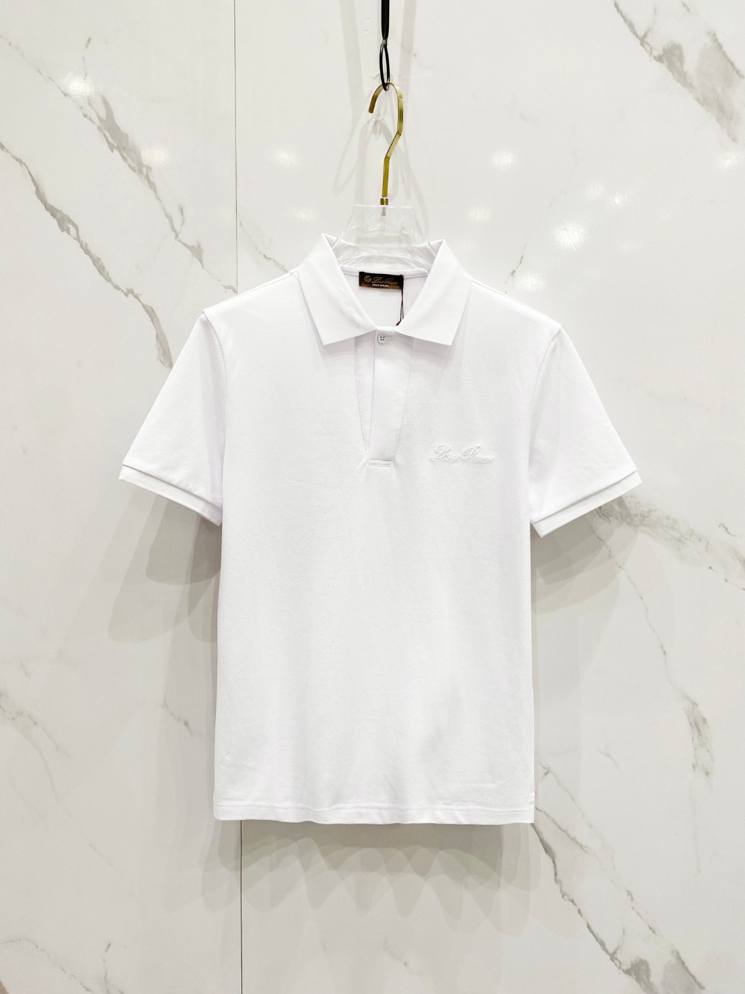 NO:135452,LP 1950ss summer new logo men's lapel Polo shirt!  Classic business men's style, high-end men's style at the ceiling level of business men's style!  Simple, fashionable and elegant, single-wearing inner wear is decent, quality control/detail control takes away, low-key, luxurious and connotative!  Customer-supplied fixed mesh flooring cotton cloth is carefully made, the surface of the fabric is evenly arranged and neatly arranged, with excellent breathability and heat dissipation and sweat resistance, and the comfort level of the upper body is completely better than that of ordinary single-sided sweat cloth tissue!  The brand LOGO logo with classic hem is created with top-level craftsmanship. The LOGO has three-dimensional, clear and full texture, and is an extraordinary product in the classic field whether it is inner wear or single wear!  The exquisite cutting process, the processing of every detail is very standard and delicate, and it is comparable to that of ordinary LOW products on the market. Men must enter the basic versatile Polo shirts!  Color black white Size M-3XL Data reference M: bust 104cm-shoulder width 45cm-length 69cm-sleeve length 21cm L: bust 108cm-shoulder width 46cm-length 70cm-sleeve length 22cm XL: bust 112cm-shoulder width 47cm-length 71cm-sleeve length 23cm XXL: bust 116cm-shoulder width 48cm-sleeve length 72cm-sleeve length 24cm 3XL: bust 120cm-shoulder width 49cm-sleeve length 73cm-sleeve length 24cm AAA5,,loro piano,alexander wang19860909LP 1950ss夏季新款 logo男士翻领Polo衫！经典商务男款,高端男装的天花板级别的商务男款！简约时尚大气不失优雅,单穿内搭体面过人,品质控/细节控的闭眼带走,低调又奢华有内涵！ 客供定织网眼珠地棉布精心制成,面料表面排列均匀整齐的网眼纹理,透气性和散热排汗性极佳,上身舒适程度完全优于普通单面汗布组织！下摆经典的品牌LOGO标识,采用顶级工艺打造,LOGO立体清晰饱满,质感非凡的特质,无论是内搭还是单穿都是一款经典领域的产品！精妙绝伦的裁剪工艺,每一个细节处理的非常标准细腻,非市面一般LOW货可以媲美的,男士必入基础百搭款Polo衫推荐！ 颜色黑色 白色 尺码M-3XL 数据参考 M码:胸围104cm-肩宽45cm-衣长69cm-袖长21cm L码:胸围108cm-肩宽46cm-衣长70cm-袖长22cm XL码:胸围112cm-肩宽47cm-衣长71cm-袖长23cm XXL码:胸围116cm-肩宽48cm-衣长72cm-袖长24cm 3XL码:胸围120cm-肩宽49cm-衣长73cm-袖长24cm AAA5,,loro piana,alexander wang,Men's clothing