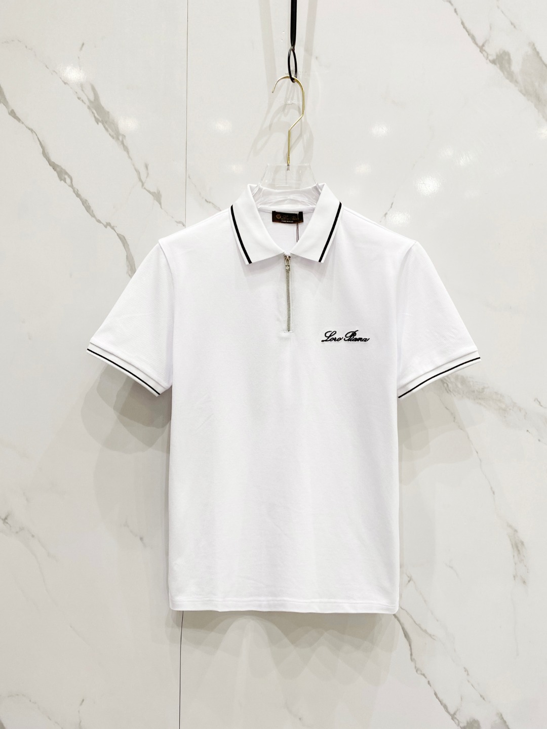 NO:135458,LP 1950ss summer new logo men's lapel Polo shirt!  Classic business men's style, high-end men's style at the ceiling level of business men's style!  Simple, fashionable and elegant, single-wearing inner wear is decent, quality control/detail control takes away, low-key, luxurious and connotative!  Customer-supplied fixed mesh flooring cotton cloth is carefully made, the surface of the fabric is evenly arranged and neatly arranged, with excellent breathability and heat dissipation and sweat resistance, and the comfort level of the upper body is completely better than that of ordinary single-sided sweat cloth tissue!  The brand LOGO logo with classic hem is created with top-level craftsmanship. The LOGO has three-dimensional, clear and full texture, and is an extraordinary product in the classic field whether it is inner wear or single wear!  The exquisite cutting process, the processing of every detail is very standard and delicate, and it is comparable to that of ordinary LOW products on the market. Men must enter the basic versatile Polo shirts!  Color black white Size M-3XL Data reference M: bust 104cm-shoulder width 45cm-length 69cm-sleeve length 21cm L: bust 108cm-shoulder width 46cm-length 70cm-sleeve length 22cm XL: bust 112cm-shoulder width 47cm-length 71cm-sleeve length 23cm XXL: bust 116cm-shoulder width 48cm-sleeve length 72cm-sleeve length 24cm 3XL: bust 120cm-shoulder width 49cm-sleeve length 73cm-sleeve length 24cm AAA5,,loro piano,alexander wang19860909LP 1950ss夏季新款 logo男士翻领Polo衫！经典商务男款,高端男装的天花板级别的商务男款！简约时尚大气不失优雅,单穿内搭体面过人,品质控/细节控的闭眼带走,低调又奢华有内涵！ 客供定织网眼珠地棉布精心制成,面料表面排列均匀整齐的网眼纹理,透气性和散热排汗性极佳,上身舒适程度完全优于普通单面汗布组织！下摆经典的品牌LOGO标识,采用顶级工艺打造,LOGO立体清晰饱满,质感非凡的特质,无论是内搭还是单穿都是一款经典领域的产品！精妙绝伦的裁剪工艺,每一个细节处理的非常标准细腻,非市面一般LOW货可以媲美的,男士必入基础百搭款Polo衫推荐！ 颜色黑色 白色 尺码M-3XL 数据参考 M码:胸围104cm-肩宽45cm-衣长69cm-袖长21cm L码:胸围108cm-肩宽46cm-衣长70cm-袖长22cm XL码:胸围112cm-肩宽47cm-衣长71cm-袖长23cm XXL码:胸围116cm-肩宽48cm-衣长72cm-袖长24cm 3XL码:胸围120cm-肩宽49cm-衣长73cm-袖长24cm AAA5,,loro piana,alexander wang,Men's clothing