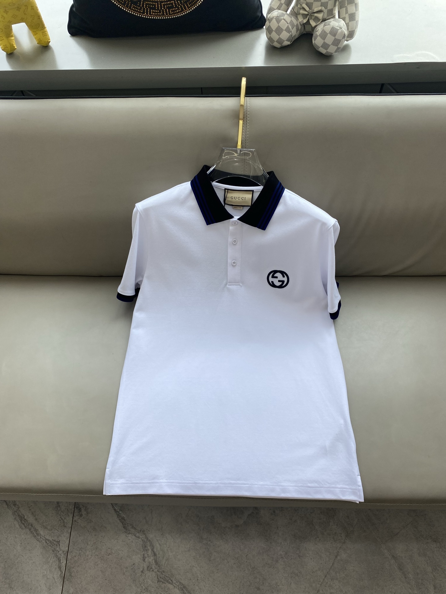 NO:135418,Gucci 2025ss summer new logo men's lapel Polo shirt!  Classic business men's style, high-end men's style at the ceiling level of business men's style!  Simple, fashionable and elegant, single-wearing inner wear is decent, quality control/detail control takes away, low-key, luxurious and connotative!  Customer-supplied fixed mesh flooring cotton cloth is carefully made, the surface of the fabric is evenly arranged and neatly arranged, with excellent breathability and heat dissipation and sweat resistance, and the comfort level of the upper body is completely better than that of ordinary single-sided sweat cloth tissue!  The brand LOGO logo with classic hem is created with top-level craftsmanship. The LOGO has three-dimensional, clear and full texture, and is an extraordinary product in the classic field whether it is inner wear or single wear!  The exquisite cutting process, the processing of every detail is very standard and delicate, and it is comparable to that of ordinary LOW products on the market. Men must enter the basic versatile Polo shirts!  Color black white Size M-3XL Data reference M: bust 104cm-shoulder width 45cm-length 69cm-sleeve length 21cm L: bust 108cm-shoulder width 46cm-length 70cm-sleeve length 22cm XL: bust 112cm-shoulder width 47cm-sleeve length 71cm-sleeve length 23cm XXL: bust 116cm-shoulder width 48cm-sleeve length 72cm-sleeve length 24cm 3XL: bust 120cm-shoulder width 49cm-sleeve length 73cm-sleeve length 24cm AAA5,,gucci,alexander wang19860909Gucci 2025ss夏季新款 logo男士翻领Polo衫！经典商务男款,高端男装的天花板级别的商务男款！简约时尚大气不失优雅,单穿内搭体面过人,品质控/细节控的闭眼带走,低调又奢华有内涵！ 客供定织网眼珠地棉布精心制成,面料表面排列均匀整齐的网眼纹理,透气性和散热排汗性极佳,上身舒适程度完全优于普通单面汗布组织！下摆经典的品牌LOGO标识,采用顶级工艺打造,LOGO立体清晰饱满,质感非凡的特质,无论是内搭还是单穿都是一款经典领域的产品！精妙绝伦的裁剪工艺,每一个细节处理的非常标准细腻,非市面一般LOW货可以媲美的,男士必入基础百搭款Polo衫推荐！ 颜色黑色 白色 尺码M-3XL 数据参考 M码:胸围104cm-肩宽45cm-衣长69cm-袖长21cm L码:胸围108cm-肩宽46cm-衣长70cm-袖长22cm XL码:胸围112cm-肩宽47cm-衣长71cm-袖长23cm XXL码:胸围116cm-肩宽48cm-衣长72cm-袖长24cm 3XL码:胸围120cm-肩宽49cm-衣长73cm-袖长24cm AAA5,,gucci,alexander wang,Men's clothing
