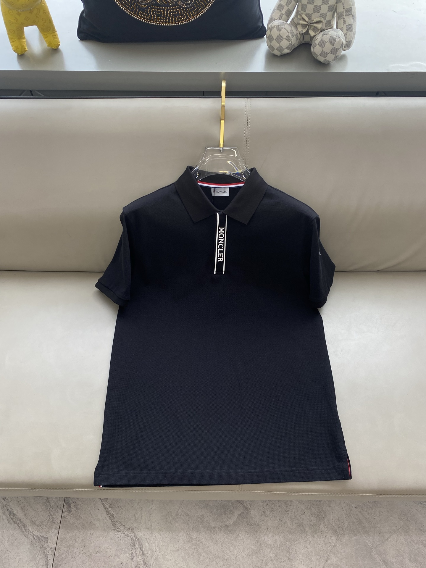 NO:135421,The new summer logo for men's lapel Polo shirt with covers 2025ss!  Classic business men's style, high-end men's style at the ceiling level of business men's style!  Simple, fashionable and elegant, single-wearing inner wear is decent, quality control/detail control takes away, low-key, luxurious and connotative!  Customer-supplied fixed mesh flooring cotton cloth is carefully made, the surface of the fabric is evenly arranged and neatly arranged, with excellent breathability and heat dissipation and sweat resistance, and the comfort level of the upper body is completely better than that of ordinary single-sided sweat cloth tissue!  The brand LOGO logo with classic hem is created with top-level craftsmanship. The LOGO has three-dimensional, clear and full texture, and is an extraordinary product in the classic field whether it is inner wear or single wear!  The exquisite cutting process, the processing of every detail is very standard and delicate, and it is comparable to that of ordinary LOW products on the market. Men must enter the basic versatile Polo shirts!  Color black white Size M-3XL Data reference M: bust 104cm-shoulder width 45cm-sleeved length 69cm-sleeved length 21cm L: bust 108cm-shoulder width 46cm-sleeved length 70cm-sleeved length 22cm XL: bust 112cm-shoulder width 47cm-sleeved length 71cm-sleeved length 23cm XXL: bust 116cm-shoulder width 48cm-sleeved length 72cm-sleeved length 24cm 3XL: bust 120cm-shoulder width 49cm-sleeved length 73cm-sleeved length 24cm AAA5,,Moncler,alexander wang19860909蒙口 2025ss夏季新款 logo男士翻领Polo衫！经典商务男款,高端男装的天花板级别的商务男款！简约时尚大气不失优雅,单穿内搭体面过人,品质控/细节控的闭眼带走,低调又奢华有内涵！ 客供定织网眼珠地棉布精心制成,面料表面排列均匀整齐的网眼纹理,透气性和散热排汗性极佳,上身舒适程度完全优于普通单面汗布组织！下摆经典的品牌LOGO标识,采用顶级工艺打造,LOGO立体清晰饱满,质感非凡的特质,无论是内搭还是单穿都是一款经典领域的产品！精妙绝伦的裁剪工艺,每一个细节处理的非常标准细腻,非市面一般LOW货可以媲美的,男士必入基础百搭款Polo衫推荐！ 颜色黑色 白色 尺码M-3XL 数据参考 M码:胸围104cm-肩宽45cm-衣长69cm-袖长21cm L码:胸围108cm-肩宽46cm-衣长70cm-袖长22cm XL码:胸围112cm-肩宽47cm-衣长71cm-袖长23cm XXL码:胸围116cm-肩宽48cm-衣长72cm-袖长24cm 3XL码:胸围120cm-肩宽49cm-衣长73cm-袖长24cm AAA5,,Moncler,alexander wang,Men's clothing