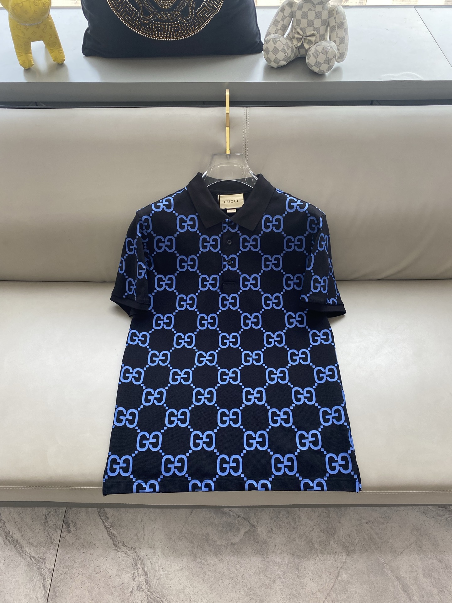 NO:135424,Gucci 2025ss summer new logo men's lapel Polo shirt!  Classic business men's style, high-end men's style at the ceiling level of business men's style!  Simple, fashionable and elegant, single-wearing inner wear is decent, quality control/detail control takes away, low-key, luxurious and connotative!  Customer-supplied fixed mesh flooring cotton cloth is carefully made, the surface of the fabric is evenly arranged and neatly arranged, with excellent breathability and heat dissipation and sweat resistance, and the comfort level of the upper body is completely better than that of ordinary single-sided sweat cloth tissue!  The brand LOGO logo with classic hem is created with top-level craftsmanship. The LOGO has three-dimensional, clear and full texture, and is an extraordinary product in the classic field whether it is inner wear or single wear!  The exquisite cutting process, the processing of every detail is very standard and delicate, and it is comparable to that of ordinary LOW products on the market. Men must enter the basic versatile Polo shirts!  Color black white Size M-3XL Data reference M: bust 104cm-shoulder width 45cm-length 69cm-sleeve length 21cm L: bust 108cm-shoulder width 46cm-length 70cm-sleeve length 22cm XL: bust 112cm-shoulder width 47cm-sleeve length 71cm-sleeve length 23cm XXL: bust 116cm-shoulder width 48cm-sleeve length 72cm-sleeve length 24cm 3XL: bust 120cm-shoulder width 49cm-sleeve length 73cm-sleeve length 24cm AAA5,,gucci,alexander wang19860909Gucci 2025ss夏季新款 logo男士翻领Polo衫！经典商务男款,高端男装的天花板级别的商务男款！简约时尚大气不失优雅,单穿内搭体面过人,品质控/细节控的闭眼带走,低调又奢华有内涵！ 客供定织网眼珠地棉布精心制成,面料表面排列均匀整齐的网眼纹理,透气性和散热排汗性极佳,上身舒适程度完全优于普通单面汗布组织！下摆经典的品牌LOGO标识,采用顶级工艺打造,LOGO立体清晰饱满,质感非凡的特质,无论是内搭还是单穿都是一款经典领域的产品！精妙绝伦的裁剪工艺,每一个细节处理的非常标准细腻,非市面一般LOW货可以媲美的,男士必入基础百搭款Polo衫推荐！ 颜色黑色 白色 尺码M-3XL 数据参考 M码:胸围104cm-肩宽45cm-衣长69cm-袖长21cm L码:胸围108cm-肩宽46cm-衣长70cm-袖长22cm XL码:胸围112cm-肩宽47cm-衣长71cm-袖长23cm XXL码:胸围116cm-肩宽48cm-衣长72cm-袖长24cm 3XL码:胸围120cm-肩宽49cm-衣长73cm-袖长24cm AAA5,,gucci,alexander wang,Men's clothing