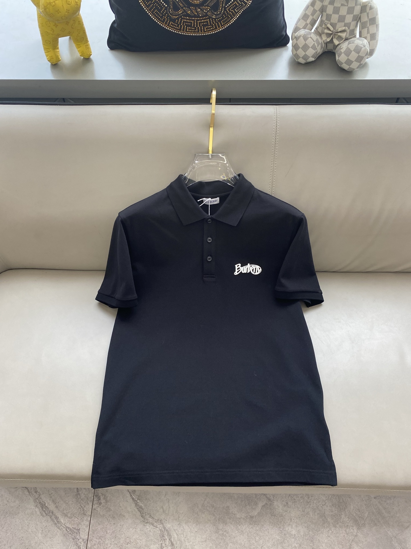 NO:135427,Burberry 2025ss summer new logo men's lapel Polo shirt!  Classic business men's style, high-end men's style at the ceiling level of business men's style!  Simple, fashionable and elegant, single-wearing inner wear is decent, quality control/detail control takes away, low-key, luxurious and connotative!  Customer-supplied fixed mesh flooring cotton cloth is carefully made, the surface of the fabric is evenly arranged and neatly arranged, with excellent breathability and heat dissipation and sweat resistance, and the comfort level of the upper body is completely better than that of ordinary single-sided sweat cloth tissue!  The brand LOGO logo with classic hem is created with top-level craftsmanship. The LOGO has three-dimensional, clear and full texture, and is an extraordinary product in the classic field whether it is inner wear or single wear!  The exquisite cutting process, the processing of every detail is very standard and delicate, and it is comparable to that of ordinary LOW products on the market. Men must enter the basic versatile Polo shirts!  Color black white Size M-3XL Data reference M: bust 104cm-shoulder width 45cm-coat length 69cm-sleeve length 21cm L: bust 108cm-shoulder width 46cm-coat length 70cm-sleeve length 22cm XL: bust 112cm-shoulder width 47cm-coat length 71cm-sleeve length 23cm XXL: bust 116cm-shoulder width 48cm-coat length 72cm-sleeve length 24cm 3XL: bust 120cm-shoulder width 49cm-sleeve length 73cm-sleeve length 24cm AAA5,,burberry,alexander wang19860909巴宝莉 2025ss夏季新款 logo男士翻领Polo衫！经典商务男款,高端男装的天花板级别的商务男款！简约时尚大气不失优雅,单穿内搭体面过人,品质控/细节控的闭眼带走,低调又奢华有内涵！ 客供定织网眼珠地棉布精心制成,面料表面排列均匀整齐的网眼纹理,透气性和散热排汗性极佳,上身舒适程度完全优于普通单面汗布组织！下摆经典的品牌LOGO标识,采用顶级工艺打造,LOGO立体清晰饱满,质感非凡的特质,无论是内搭还是单穿都是一款经典领域的产品！精妙绝伦的裁剪工艺,每一个细节处理的非常标准细腻,非市面一般LOW货可以媲美的,男士必入基础百搭款Polo衫推荐！ 颜色黑色 白色 尺码M-3XL 数据参考 M码:胸围104cm-肩宽45cm-衣长69cm-袖长21cm L码:胸围108cm-肩宽46cm-衣长70cm-袖长22cm XL码:胸围112cm-肩宽47cm-衣长71cm-袖长23cm XXL码:胸围116cm-肩宽48cm-衣长72cm-袖长24cm 3XL码:胸围120cm-肩宽49cm-衣长73cm-袖长24cm AAA5,,burberry,alexander wang,Men's clothing