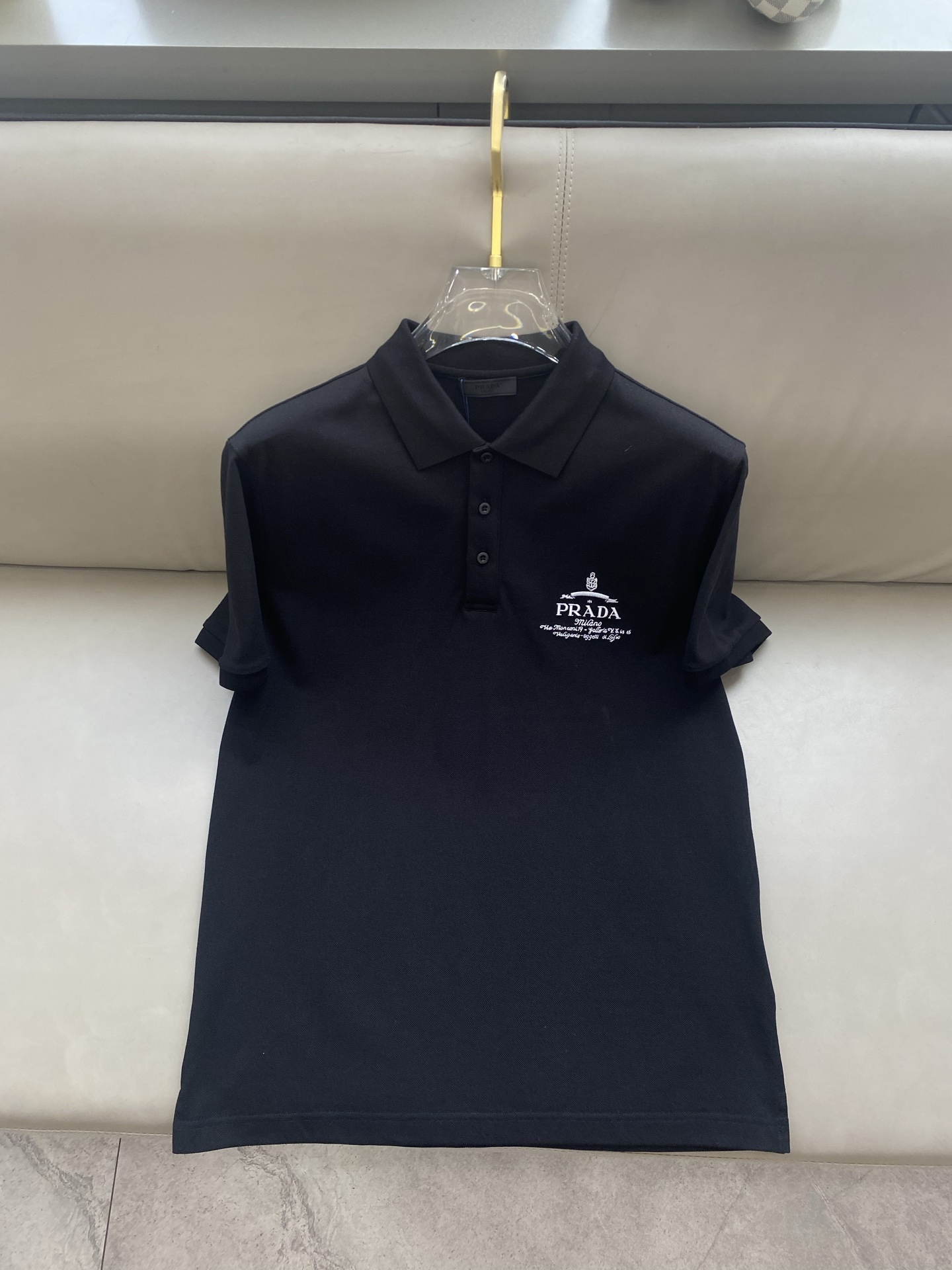NO:135430,Prada 2025ss summer new logo men's lapel Polo shirt!  Classic business men's style, high-end men's style at the ceiling level of business men's style!  Simple, fashionable and elegant, single-wearing inner wear is decent, quality control/detail control takes away, low-key, luxurious and connotative!  Customer-supplied fixed mesh flooring cotton cloth is carefully made, the surface of the fabric is evenly arranged and neatly arranged, with excellent breathability and heat dissipation and sweat resistance, and the comfort level of the upper body is completely better than that of ordinary single-sided sweat cloth tissue!  The brand LOGO logo with classic hem is created with top-level craftsmanship. The LOGO has three-dimensional, clear and full texture, and is an extraordinary product in the classic field whether it is inner wear or single wear!  The exquisite cutting process, the processing of every detail is very standard and delicate, and it is comparable to that of ordinary LOW products on the market. Men must enter the basic versatile Polo shirts!  Color black white Size M-3XL Data reference M: bust 104cm-shoulder width 45cm-coat length 69cm-sleeve length 21cm L: bust 108cm-shoulder width 46cm-coat length 70cm-sleeve length 22cm XL: bust 112cm-shoulder width 47cm-coat length 71cm-sleeve length 23cm XXL: bust 116cm-shoulder width 48cm-coat length 72cm-sleeve length 24cm 3XL: bust 120cm-shoulder width 49cm-sleeve length 73cm-sleeve length 24cm AAA5,,prada,alexander wang19860909Prada 2025ss夏季新款 logo男士翻领Polo衫！经典商务男款,高端男装的天花板级别的商务男款！简约时尚大气不失优雅,单穿内搭体面过人,品质控/细节控的闭眼带走,低调又奢华有内涵！ 客供定织网眼珠地棉布精心制成,面料表面排列均匀整齐的网眼纹理,透气性和散热排汗性极佳,上身舒适程度完全优于普通单面汗布组织！下摆经典的品牌LOGO标识,采用顶级工艺打造,LOGO立体清晰饱满,质感非凡的特质,无论是内搭还是单穿都是一款经典领域的产品！精妙绝伦的裁剪工艺,每一个细节处理的非常标准细腻,非市面一般LOW货可以媲美的,男士必入基础百搭款Polo衫推荐！ 颜色黑色 白色 尺码M-3XL 数据参考 M码:胸围104cm-肩宽45cm-衣长69cm-袖长21cm L码:胸围108cm-肩宽46cm-衣长70cm-袖长22cm XL码:胸围112cm-肩宽47cm-衣长71cm-袖长23cm XXL码:胸围116cm-肩宽48cm-衣长72cm-袖长24cm 3XL码:胸围120cm-肩宽49cm-衣长73cm-袖长24cm AAA5,,prada,alexander wang,Men's clothing