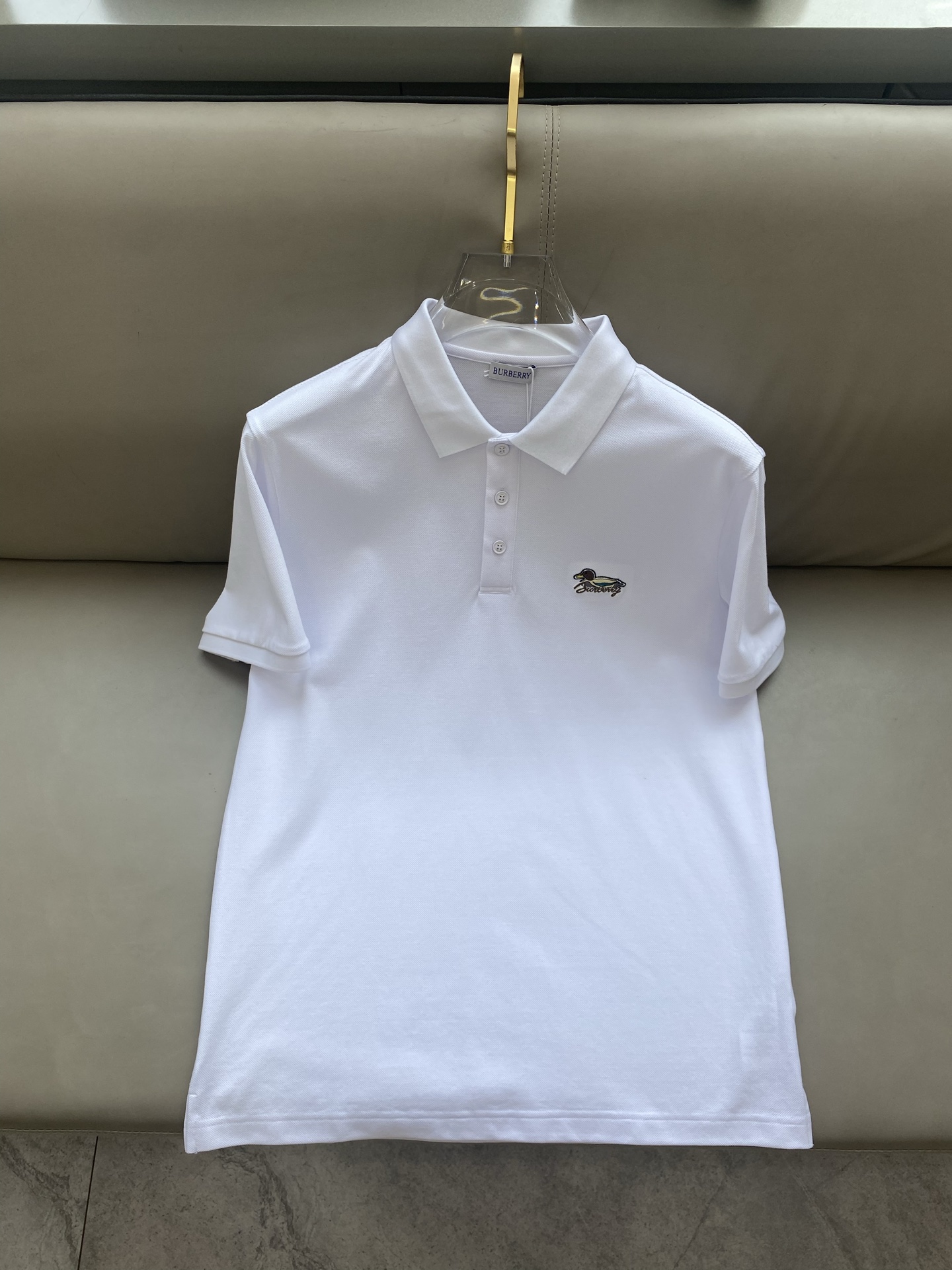 NO:135433,Burberry 2025ss summer new logo men's lapel Polo shirt!  Classic business men's style, high-end men's style at the ceiling level of business men's style!  Simple, fashionable and elegant, single-wearing inner wear is decent, quality control/detail control takes away, low-key, luxurious and connotative!  Customer-supplied fixed mesh flooring cotton cloth is carefully made, the surface of the fabric is evenly arranged and neatly arranged, with excellent breathability and heat dissipation and sweat resistance, and the comfort level of the upper body is completely better than that of ordinary single-sided sweat cloth tissue!  The brand LOGO logo with classic hem is created with top-level craftsmanship. The LOGO has three-dimensional, clear and full texture, and is an extraordinary product in the classic field whether it is inner wear or single wear!  The exquisite cutting process, the processing of every detail is very standard and delicate, and it is comparable to that of ordinary LOW products on the market. Men must enter the basic versatile Polo shirts!  Color black white Size M-3XL Data reference M: bust 104cm-shoulder width 45cm-coat length 69cm-sleeve length 21cm L: bust 108cm-shoulder width 46cm-coat length 70cm-sleeve length 22cm XL: bust 112cm-shoulder width 47cm-coat length 71cm-sleeve length 23cm XXL: bust 116cm-shoulder width 48cm-coat length 72cm-sleeve length 24cm 3XL: bust 120cm-shoulder width 49cm-sleeve length 73cm-sleeve length 24cm AAA5,,burberry,alexander wang19860909巴宝莉 2025ss夏季新款 logo男士翻领Polo衫！经典商务男款,高端男装的天花板级别的商务男款！简约时尚大气不失优雅,单穿内搭体面过人,品质控/细节控的闭眼带走,低调又奢华有内涵！ 客供定织网眼珠地棉布精心制成,面料表面排列均匀整齐的网眼纹理,透气性和散热排汗性极佳,上身舒适程度完全优于普通单面汗布组织！下摆经典的品牌LOGO标识,采用顶级工艺打造,LOGO立体清晰饱满,质感非凡的特质,无论是内搭还是单穿都是一款经典领域的产品！精妙绝伦的裁剪工艺,每一个细节处理的非常标准细腻,非市面一般LOW货可以媲美的,男士必入基础百搭款Polo衫推荐！ 颜色黑色 白色 尺码M-3XL 数据参考 M码:胸围104cm-肩宽45cm-衣长69cm-袖长21cm L码:胸围108cm-肩宽46cm-衣长70cm-袖长22cm XL码:胸围112cm-肩宽47cm-衣长71cm-袖长23cm XXL码:胸围116cm-肩宽48cm-衣长72cm-袖长24cm 3XL码:胸围120cm-肩宽49cm-衣长73cm-袖长24cm AAA5,,burberry,alexander wang,Men's clothing