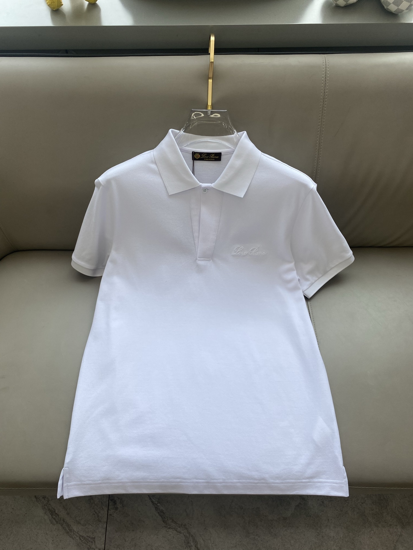 NO:135436,Lss summer new logo men's lapel Polo shirt!  Classic business men's style, high-end men's style at the ceiling level of business men's style!  Simple, fashionable and elegant, single-wearing inner wear is decent, quality control/detail control takes away, low-key, luxurious and connotative!  Customer-supplied fixed mesh flooring cotton cloth is carefully made, the surface of the fabric is evenly arranged and neatly arranged, with excellent breathability and heat dissipation and sweat resistance, and the comfort level of the upper body is completely better than that of ordinary single-sided sweat cloth tissue!  The brand LOGO logo with classic hem is created with top-level craftsmanship. The LOGO has three-dimensional, clear and full texture, and is an extraordinary product in the classic field whether it is inner wear or single wear!  The exquisite cutting process, the processing of every detail is very standard and delicate, and it is comparable to that of ordinary LOW products on the market. Men must enter the basic versatile Polo shirts!  Color black white Size M-3XL Data reference M: bust 104cm-shoulder width 45cm-length 69cm-sleeve length 21cm L: bust 108cm-shoulder width 46cm-length 70cm-sleeve length 22cm XL: bust 112cm-shoulder width 47cm-length 71cm-sleeve length 23cm XXL: bust 116cm-shoulder width 48cm-sleeve length 72cm-sleeve length 24cm 3XL: bust 120cm-shoulder width 49cm-sleeve length 73cm-sleeve length 24cm AAA5,,loro piano,alexander wang19860909Lss夏季新款 logo男士翻领Polo衫！经典商务男款,高端男装的天花板级别的商务男款！简约时尚大气不失优雅,单穿内搭体面过人,品质控/细节控的闭眼带走,低调又奢华有内涵！ 客供定织网眼珠地棉布精心制成,面料表面排列均匀整齐的网眼纹理,透气性和散热排汗性极佳,上身舒适程度完全优于普通单面汗布组织！下摆经典的品牌LOGO标识,采用顶级工艺打造,LOGO立体清晰饱满,质感非凡的特质,无论是内搭还是单穿都是一款经典领域的产品！精妙绝伦的裁剪工艺,每一个细节处理的非常标准细腻,非市面一般LOW货可以媲美的,男士必入基础百搭款Polo衫推荐！ 颜色黑色 白色 尺码M-3XL 数据参考 M码:胸围104cm-肩宽45cm-衣长69cm-袖长21cm L码:胸围108cm-肩宽46cm-衣长70cm-袖长22cm XL码:胸围112cm-肩宽47cm-衣长71cm-袖长23cm XXL码:胸围116cm-肩宽48cm-衣长72cm-袖长24cm 3XL码:胸围120cm-肩宽49cm-衣长73cm-袖长24cm AAA5,,loro piana,alexander wang,Men's clothing