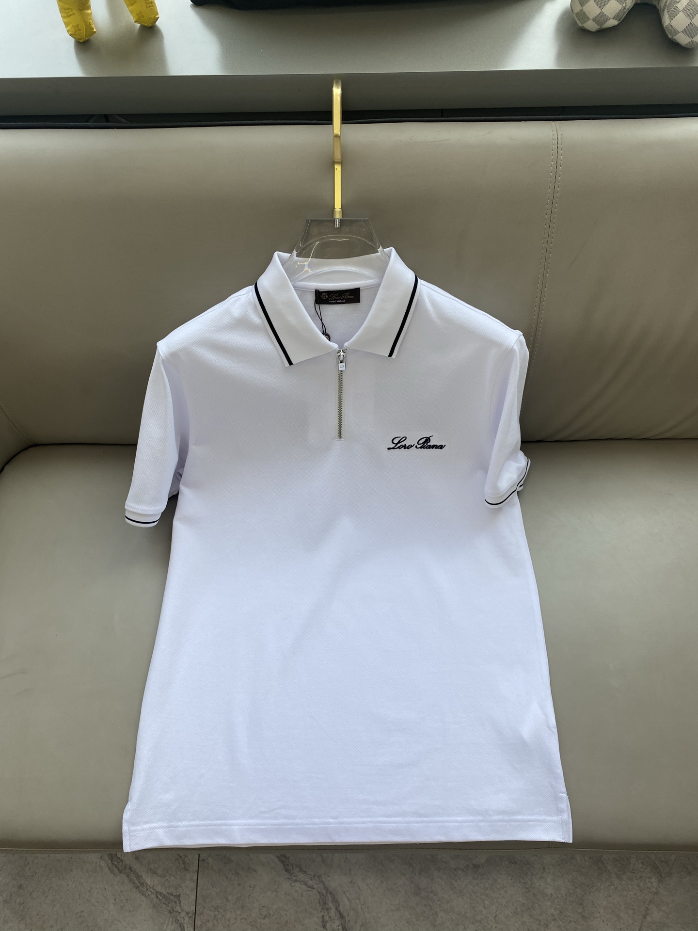 NO:135439,LP 1930ss summer new logo men's lapel Polo shirt!  Classic business men's style, high-end men's style at the ceiling level of business men's style!  Simple, fashionable and elegant, single-wearing inner wear is decent, quality control/detail control takes away, low-key, luxurious and connotative!  Customer-supplied fixed mesh flooring cotton cloth is carefully made, the surface of the fabric is evenly arranged and neatly arranged, with excellent breathability and heat dissipation and sweat resistance, and the comfort level of the upper body is completely better than that of ordinary single-sided sweat cloth tissue!  The brand LOGO logo with classic hem is created with top-level craftsmanship. The LOGO has three-dimensional, clear and full texture, and is an extraordinary product in the classic field whether it is inner wear or single wear!  The exquisite cutting process, the processing of every detail is very standard and delicate, and it is comparable to that of ordinary LOW products on the market. Men must enter the basic versatile Polo shirts!  Color black white Size M-3XL Data reference M: bust 104cm-shoulder width 45cm-length 69cm-sleeve length 21cm L: bust 108cm-shoulder width 46cm-length 70cm-sleeve length 22cm XL: bust 112cm-shoulder width 47cm-length 71cm-sleeve length 23cm XXL: bust 116cm-shoulder width 48cm-sleeve length 72cm-sleeve length 24cm 3XL: bust 120cm-shoulder width 49cm-sleeve length 73cm-sleeve length 24cm AAA5,,loro piano,alexander wang19860909LP 1930ss夏季新款 logo男士翻领Polo衫！经典商务男款,高端男装的天花板级别的商务男款！简约时尚大气不失优雅,单穿内搭体面过人,品质控/细节控的闭眼带走,低调又奢华有内涵！ 客供定织网眼珠地棉布精心制成,面料表面排列均匀整齐的网眼纹理,透气性和散热排汗性极佳,上身舒适程度完全优于普通单面汗布组织！下摆经典的品牌LOGO标识,采用顶级工艺打造,LOGO立体清晰饱满,质感非凡的特质,无论是内搭还是单穿都是一款经典领域的产品！精妙绝伦的裁剪工艺,每一个细节处理的非常标准细腻,非市面一般LOW货可以媲美的,男士必入基础百搭款Polo衫推荐！ 颜色黑色 白色 尺码M-3XL 数据参考 M码:胸围104cm-肩宽45cm-衣长69cm-袖长21cm L码:胸围108cm-肩宽46cm-衣长70cm-袖长22cm XL码:胸围112cm-肩宽47cm-衣长71cm-袖长23cm XXL码:胸围116cm-肩宽48cm-衣长72cm-袖长24cm 3XL码:胸围120cm-肩宽49cm-衣长73cm-袖长24cm AAA5,,loro piana,alexander wang,Men's clothing