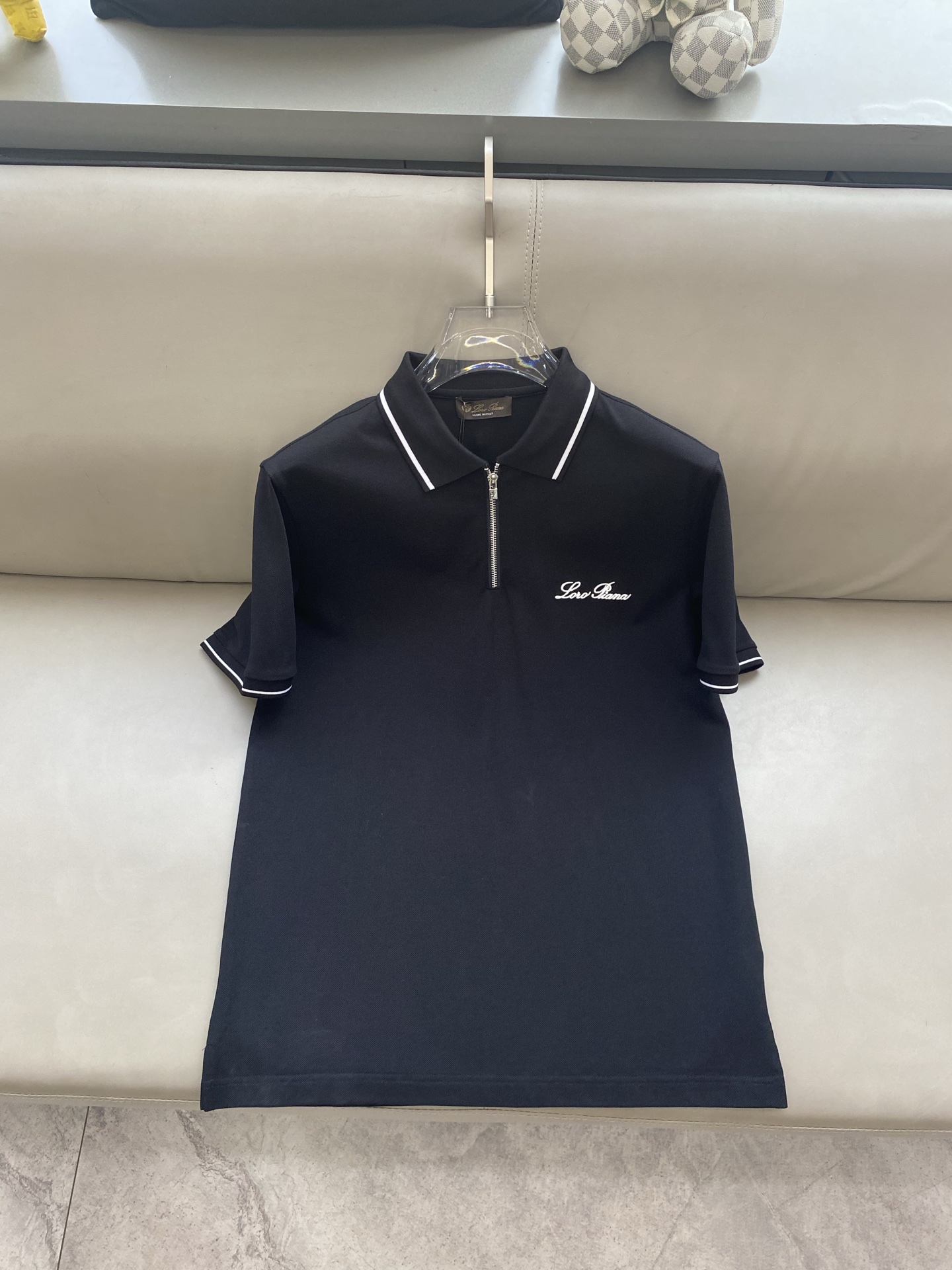 NO:135438,Lss summer new logo men's lapel Polo shirt!  Classic business men's style, high-end men's style at the ceiling level of business men's style!  Simple, fashionable and elegant, single-wearing inner wear is decent, quality control/detail control takes away, low-key, luxurious and connotative!  Customer-supplied fixed mesh flooring cotton cloth is carefully made, the surface of the fabric is evenly arranged and neatly arranged, with excellent breathability and heat dissipation and sweat resistance, and the comfort level of the upper body is completely better than that of ordinary single-sided sweat cloth tissue!  The brand LOGO logo with classic hem is created with top-level craftsmanship. The LOGO has three-dimensional, clear and full texture, and is an extraordinary product in the classic field whether it is inner wear or single wear!  The exquisite cutting process, the processing of every detail is very standard and delicate, and it is comparable to that of ordinary LOW products on the market. Men must enter the basic versatile Polo shirts!  Color black white Size M-3XL Data reference M: bust 104cm-shoulder width 45cm-length 69cm-sleeve length 21cm L: bust 108cm-shoulder width 46cm-length 70cm-sleeve length 22cm XL: bust 112cm-shoulder width 47cm-length 71cm-sleeve length 23cm XXL: bust 116cm-shoulder width 48cm-sleeve length 72cm-sleeve length 24cm 3XL: bust 120cm-shoulder width 49cm-sleeve length 73cm-sleeve length 24cm AAA5,,loro piano,alexander wang19860909Lss夏季新款 logo男士翻领Polo衫！经典商务男款,高端男装的天花板级别的商务男款！简约时尚大气不失优雅,单穿内搭体面过人,品质控/细节控的闭眼带走,低调又奢华有内涵！ 客供定织网眼珠地棉布精心制成,面料表面排列均匀整齐的网眼纹理,透气性和散热排汗性极佳,上身舒适程度完全优于普通单面汗布组织！下摆经典的品牌LOGO标识,采用顶级工艺打造,LOGO立体清晰饱满,质感非凡的特质,无论是内搭还是单穿都是一款经典领域的产品！精妙绝伦的裁剪工艺,每一个细节处理的非常标准细腻,非市面一般LOW货可以媲美的,男士必入基础百搭款Polo衫推荐！ 颜色黑色 白色 尺码M-3XL 数据参考 M码:胸围104cm-肩宽45cm-衣长69cm-袖长21cm L码:胸围108cm-肩宽46cm-衣长70cm-袖长22cm XL码:胸围112cm-肩宽47cm-衣长71cm-袖长23cm XXL码:胸围116cm-肩宽48cm-衣长72cm-袖长24cm 3XL码:胸围120cm-肩宽49cm-衣长73cm-袖长24cm AAA5,,loro piana,alexander wang,Men's clothing